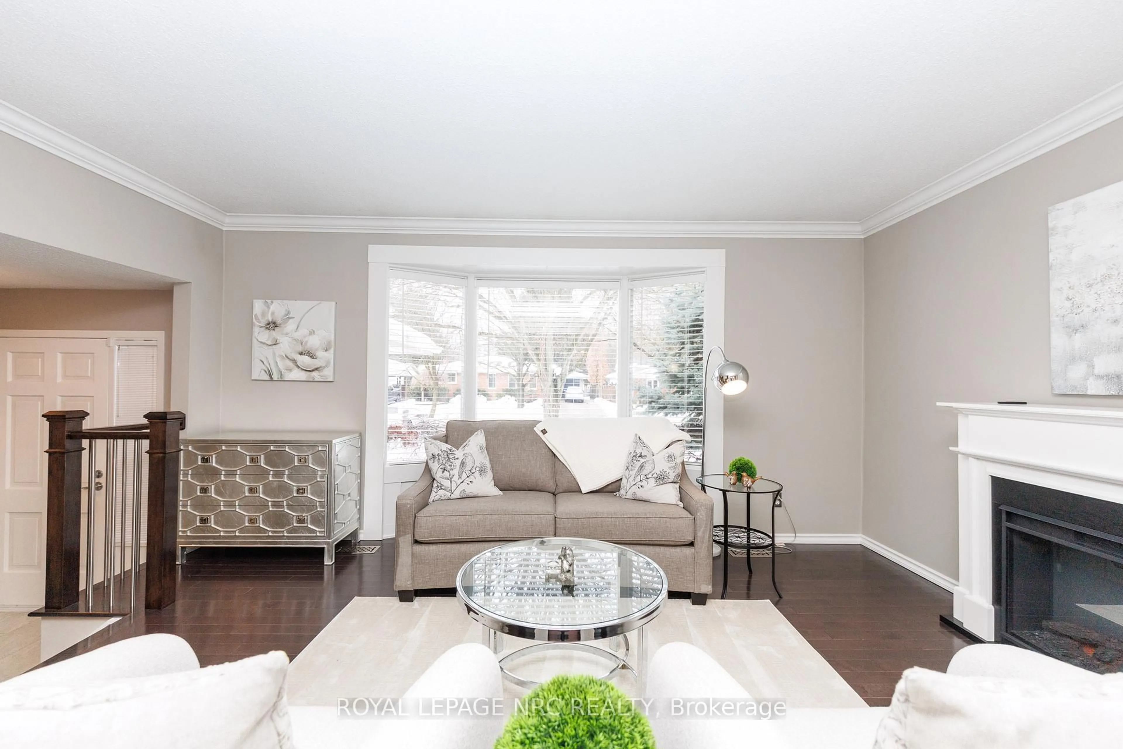 Living room with furniture, wood/laminate floor for 28 Spruceside Cres, Pelham Ontario L0S 1E1