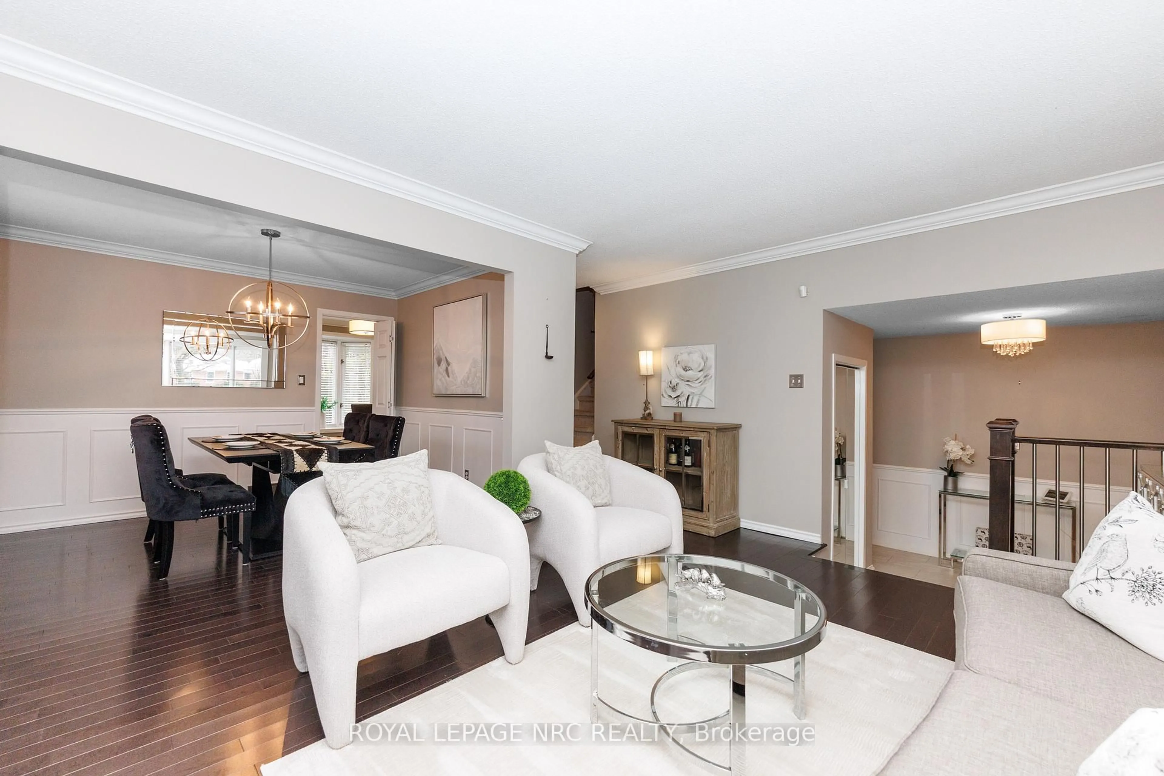Living room with furniture, unknown for 28 Spruceside Cres, Pelham Ontario L0S 1E1
