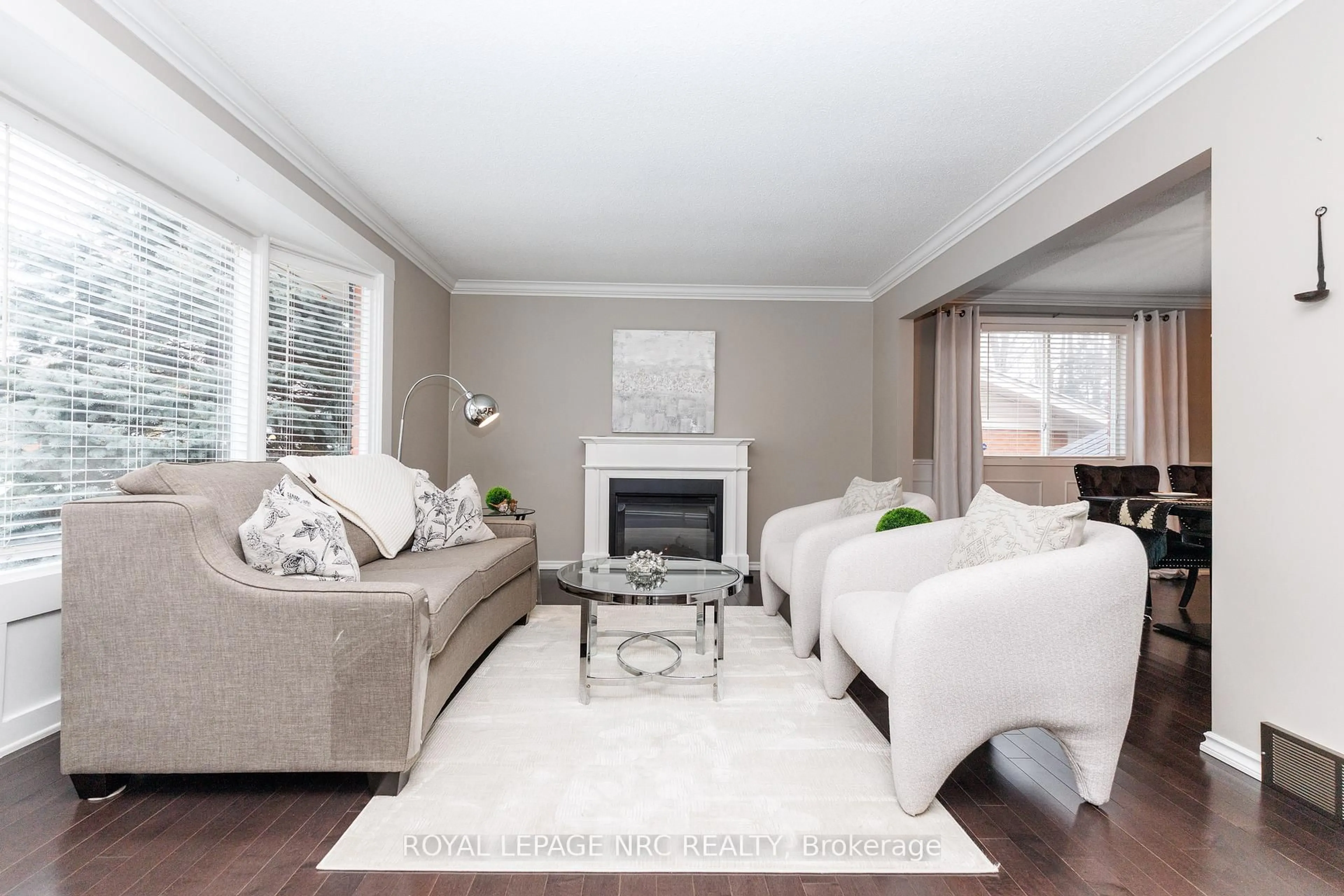 Living room with furniture, unknown for 28 Spruceside Cres, Pelham Ontario L0S 1E1