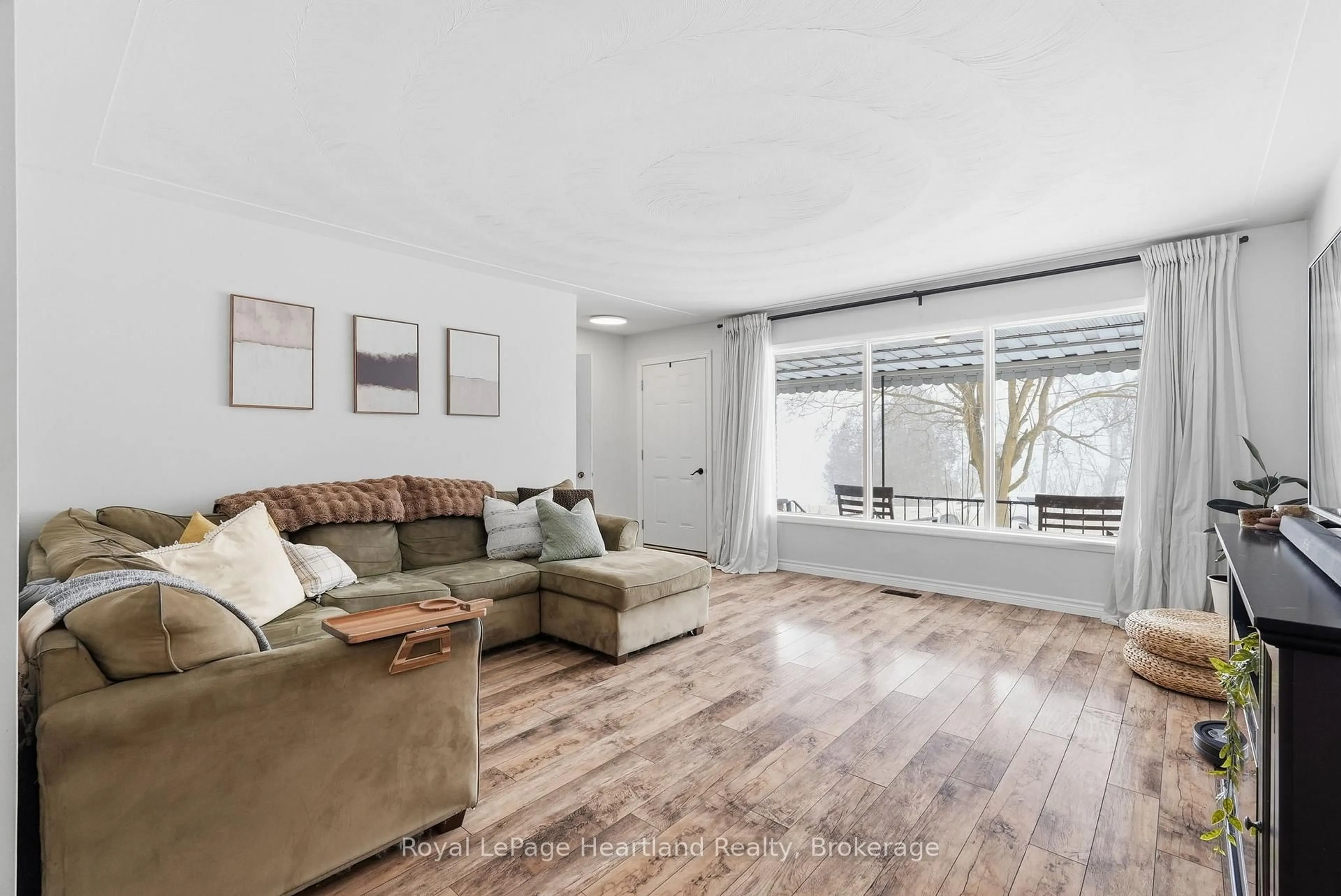 Living room with furniture, unknown for 3106 PATRICK St, Howick Ontario N0G 1V0