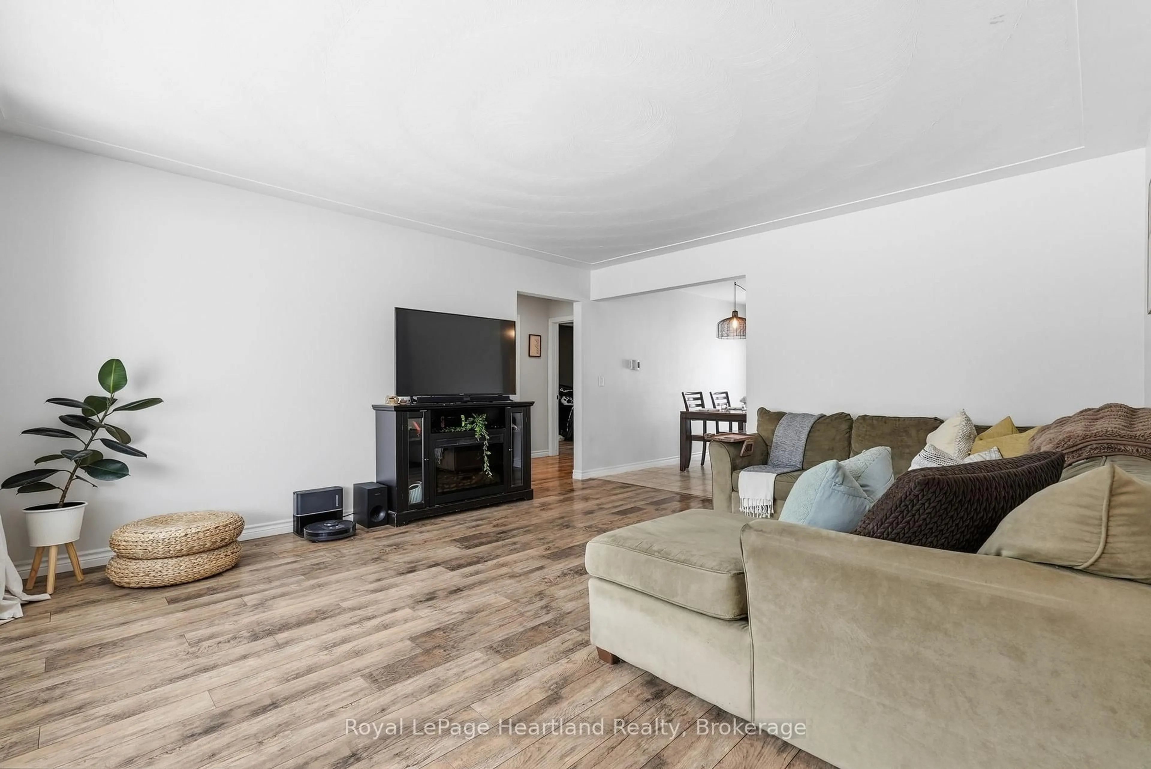 Living room with furniture, wood/laminate floor for 3106 PATRICK St, Howick Ontario N0G 1V0