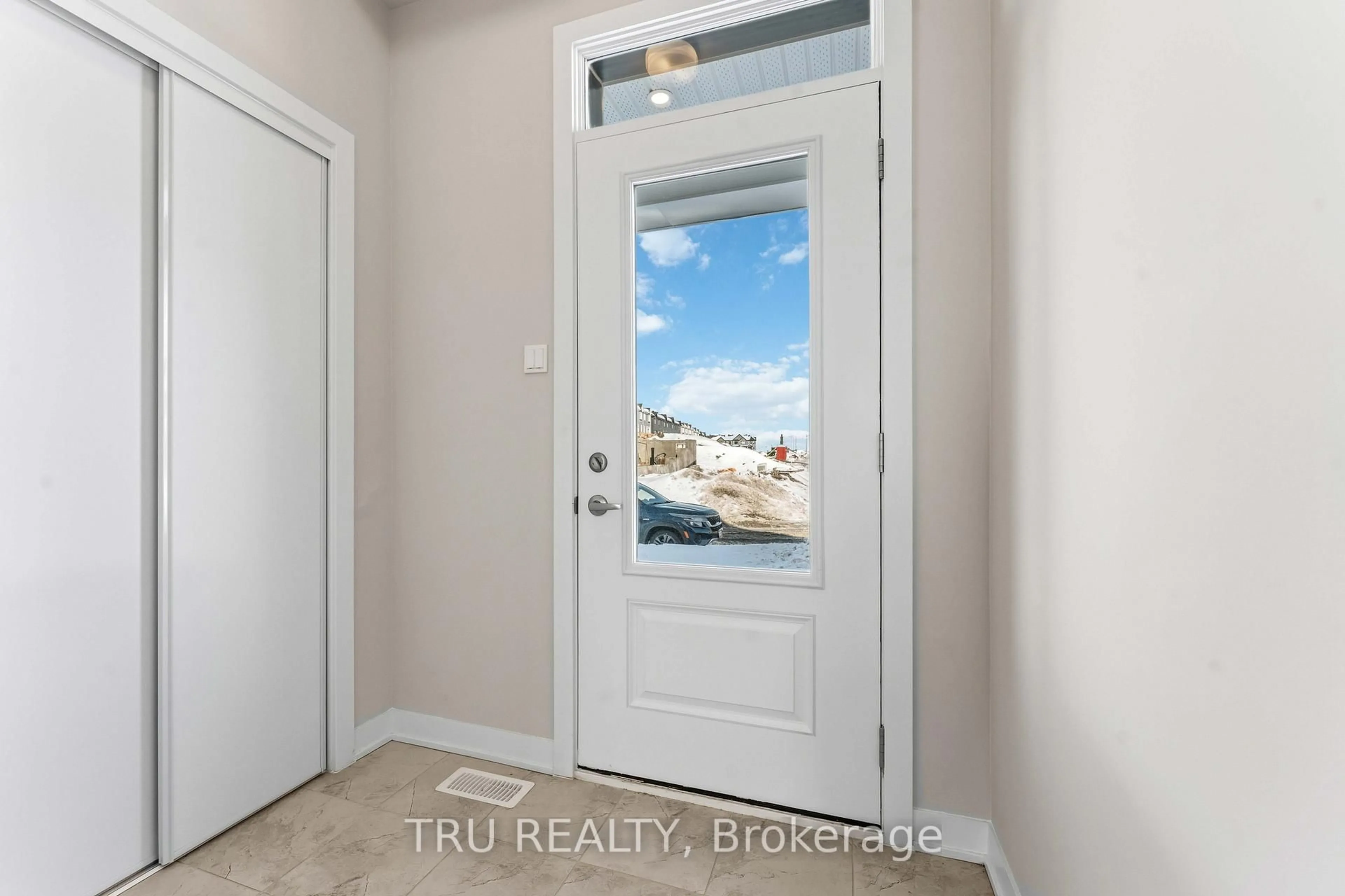 Indoor entryway for 706 Expansion Rd, Barrhaven Ontario K2J 7G4