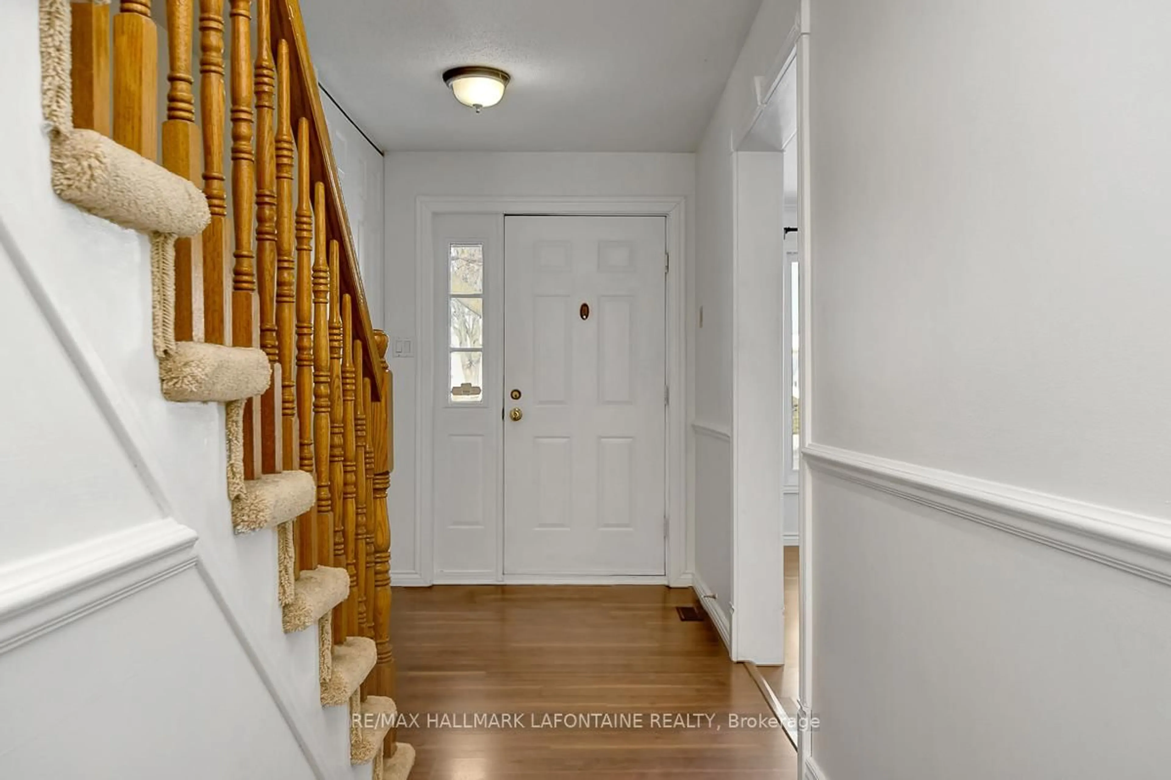 Indoor entryway for 6128 Vineyard Dr, Ottawa Ontario K1C 2N6