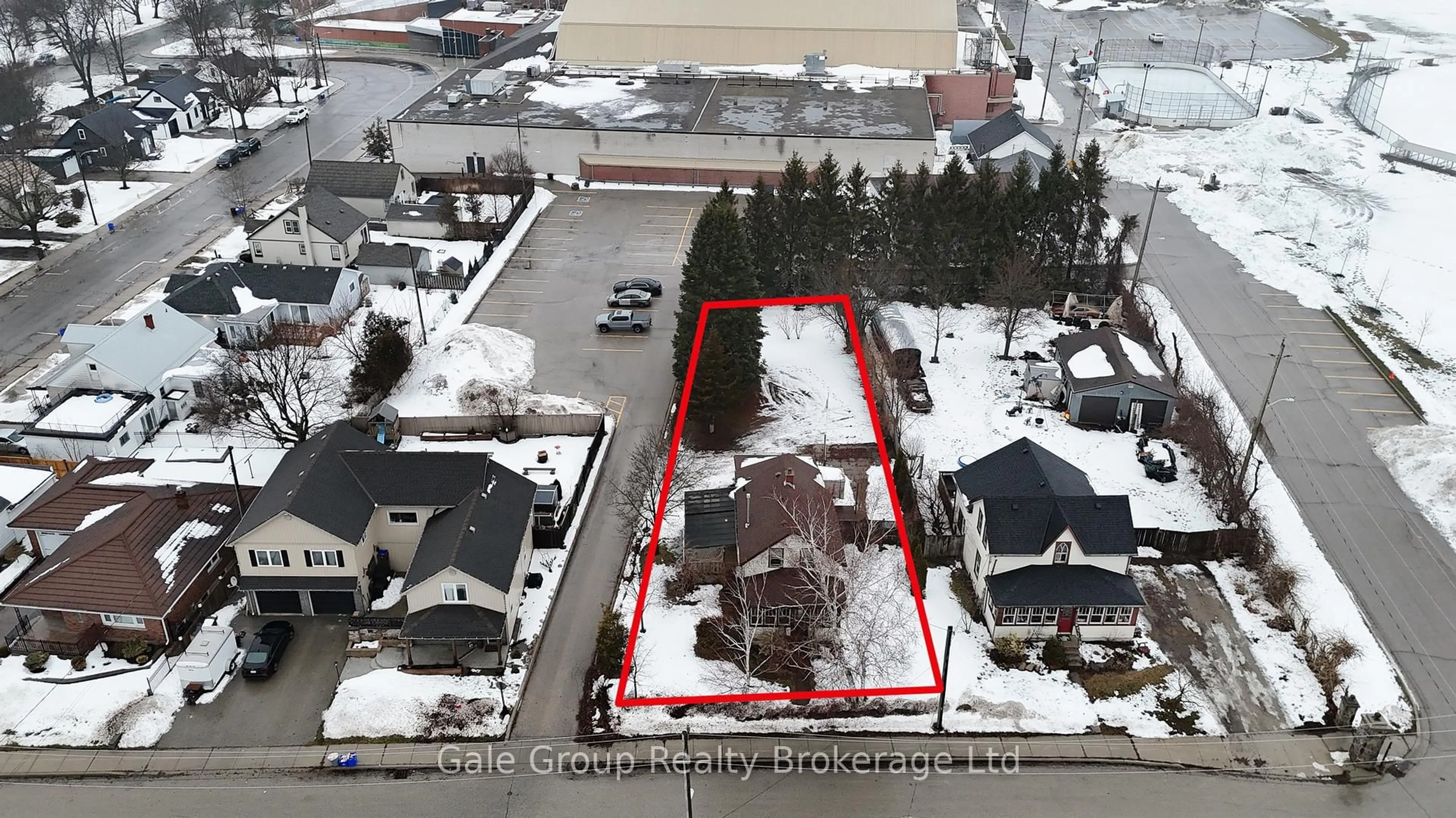A pic from outside/outdoor area/front of a property/back of a property/a pic from drone, street for 42 Sanders St, Tillsonburg Ontario N4G 1H6