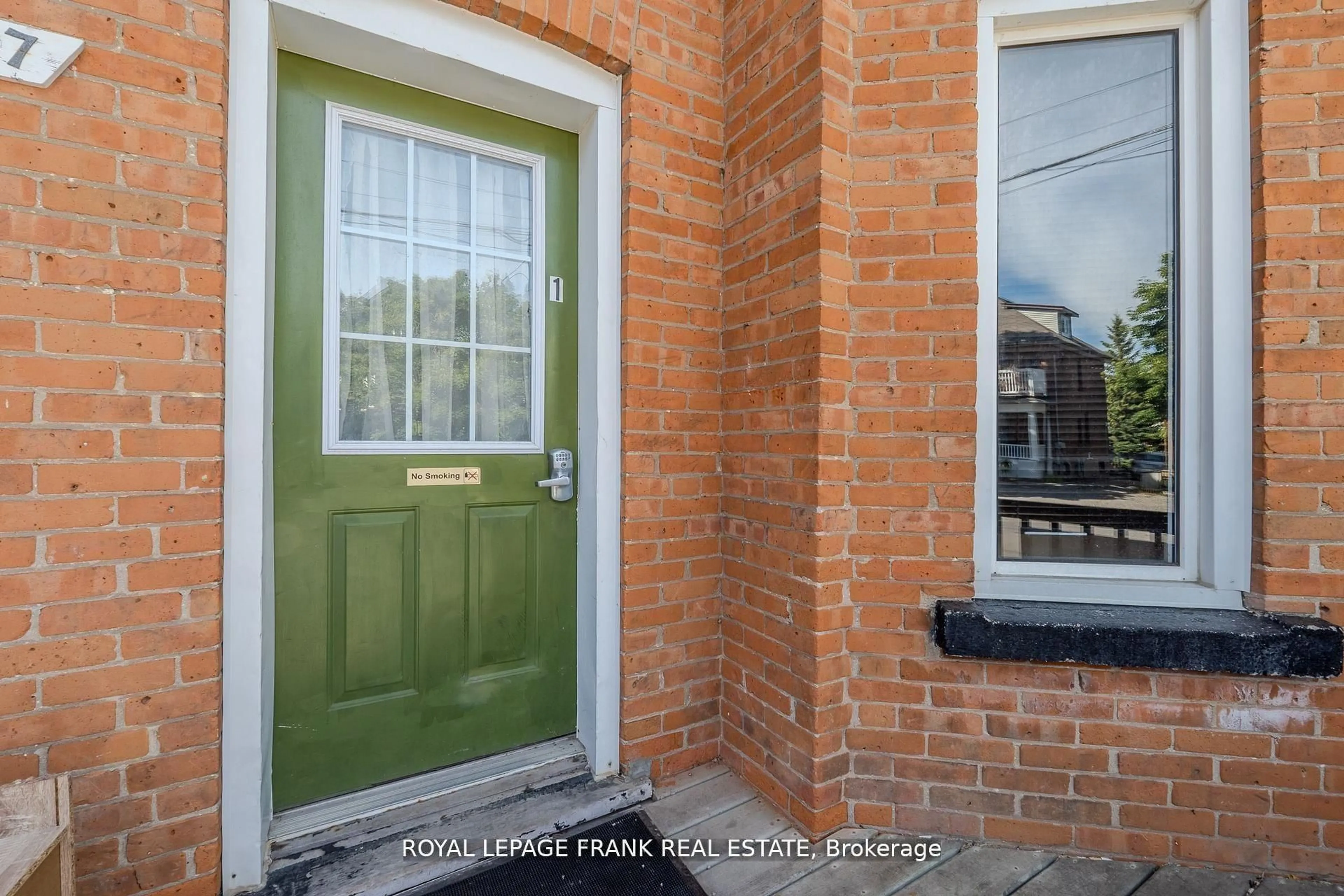 Indoor entryway for 87 Durham St, Kawartha Lakes Ontario K9V 2P8