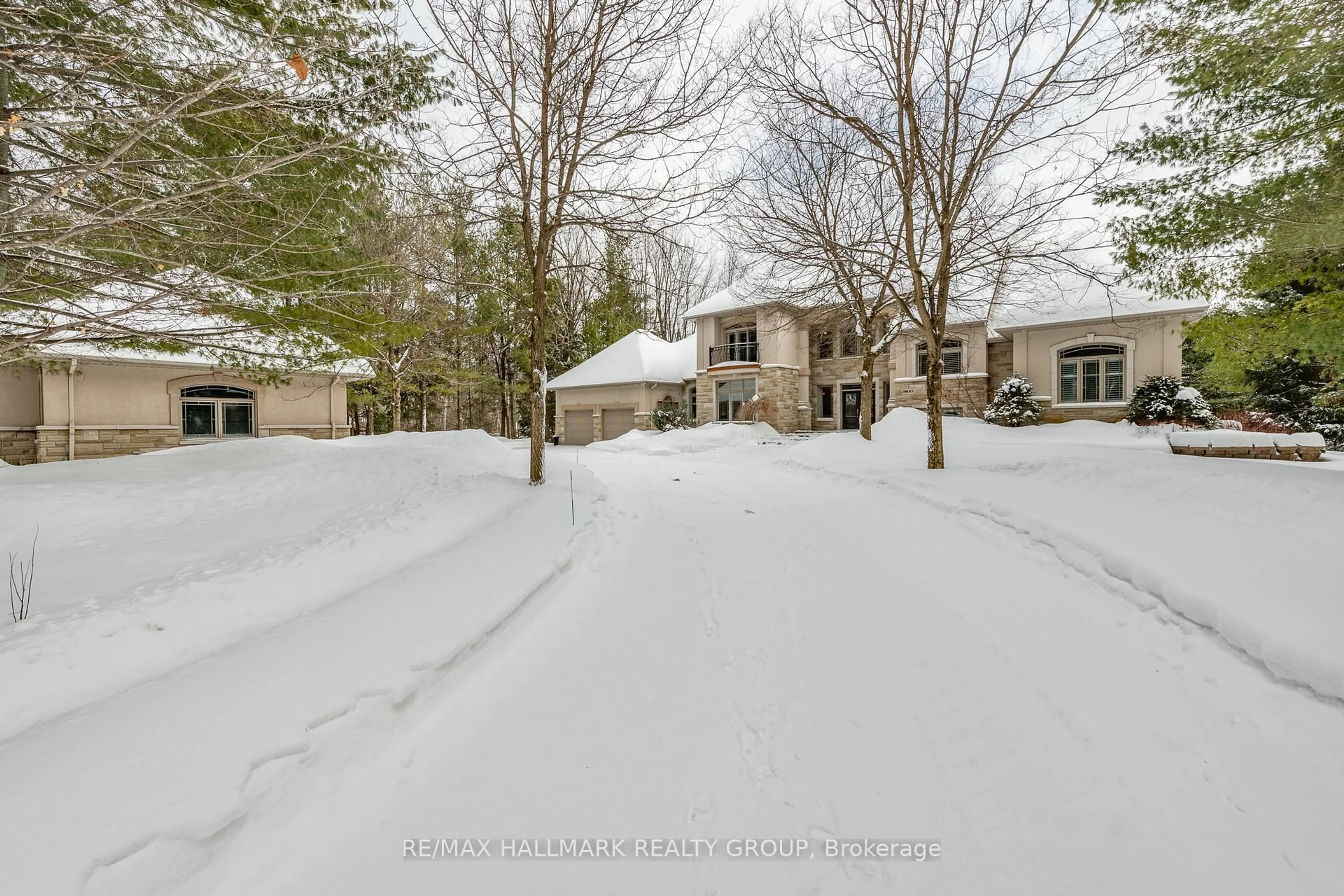 A pic from outside/outdoor area/front of a property/back of a property/a pic from drone, street for 5800 Queenscourt Cres, Ottawa Ontario K4M 1K3