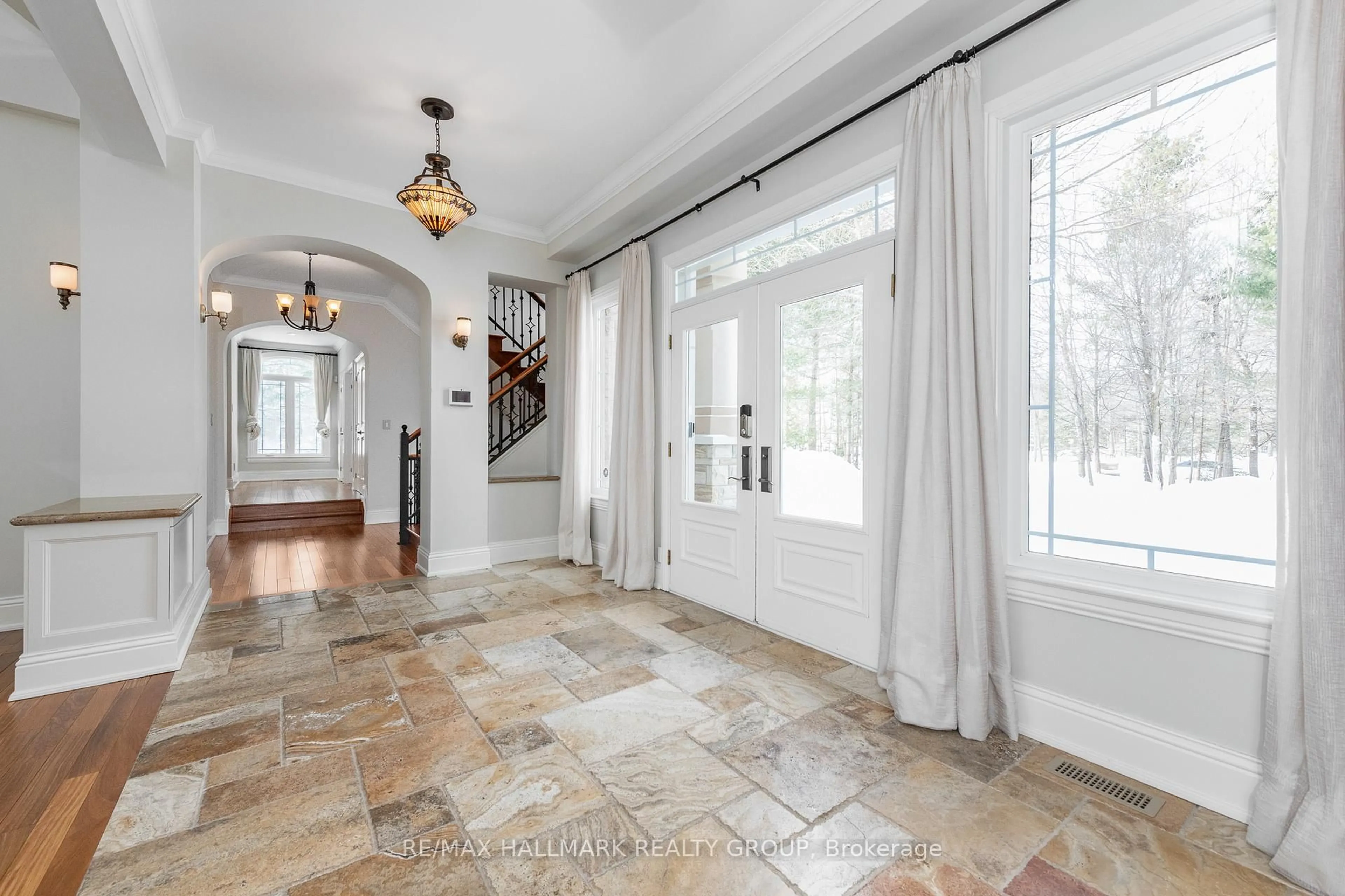 Indoor entryway for 5800 Queenscourt Cres, Ottawa Ontario K4M 1K3