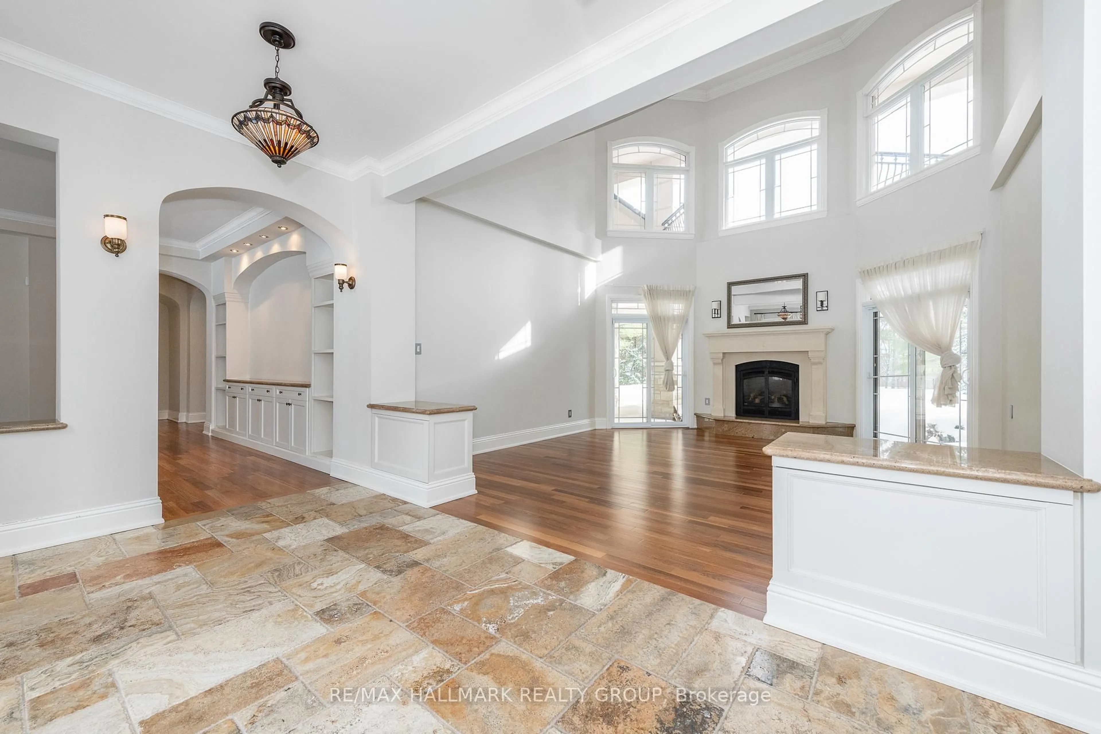 Indoor entryway for 5800 Queenscourt Cres, Ottawa Ontario K4M 1K3