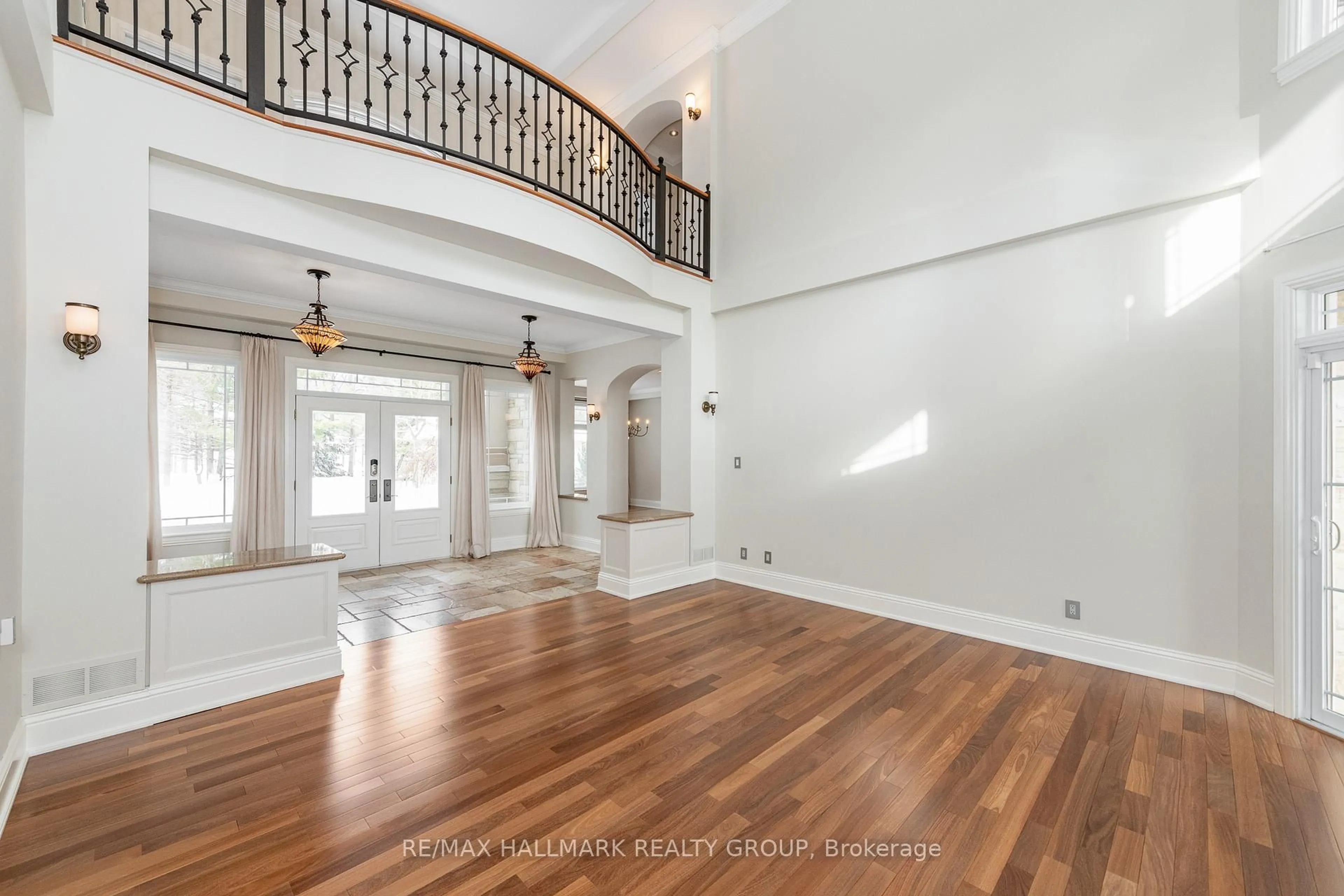 Indoor entryway for 5800 Queenscourt Cres, Ottawa Ontario K4M 1K3