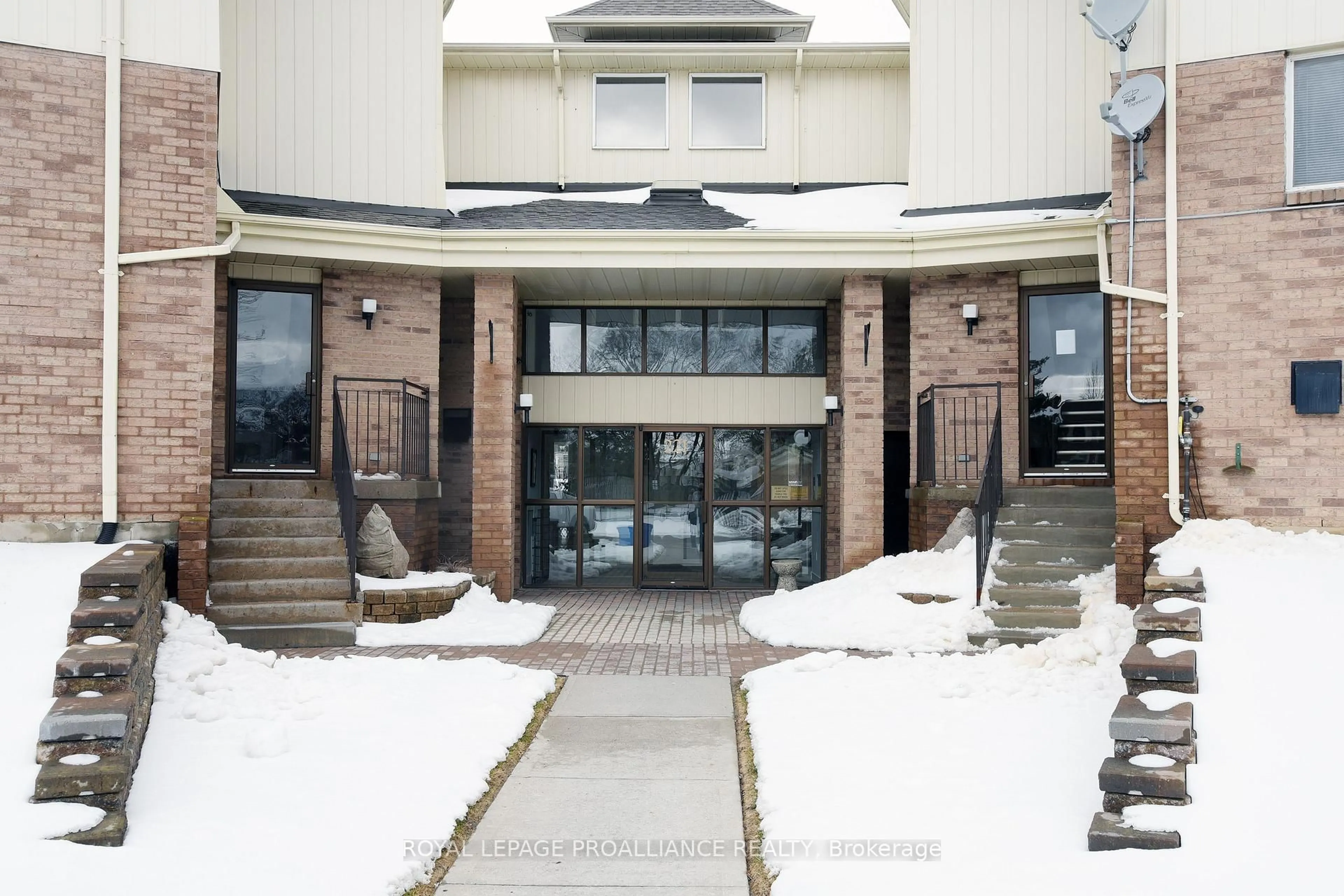 Indoor foyer for 221 North Park St #311A, Belleville Ontario K8P 5A6