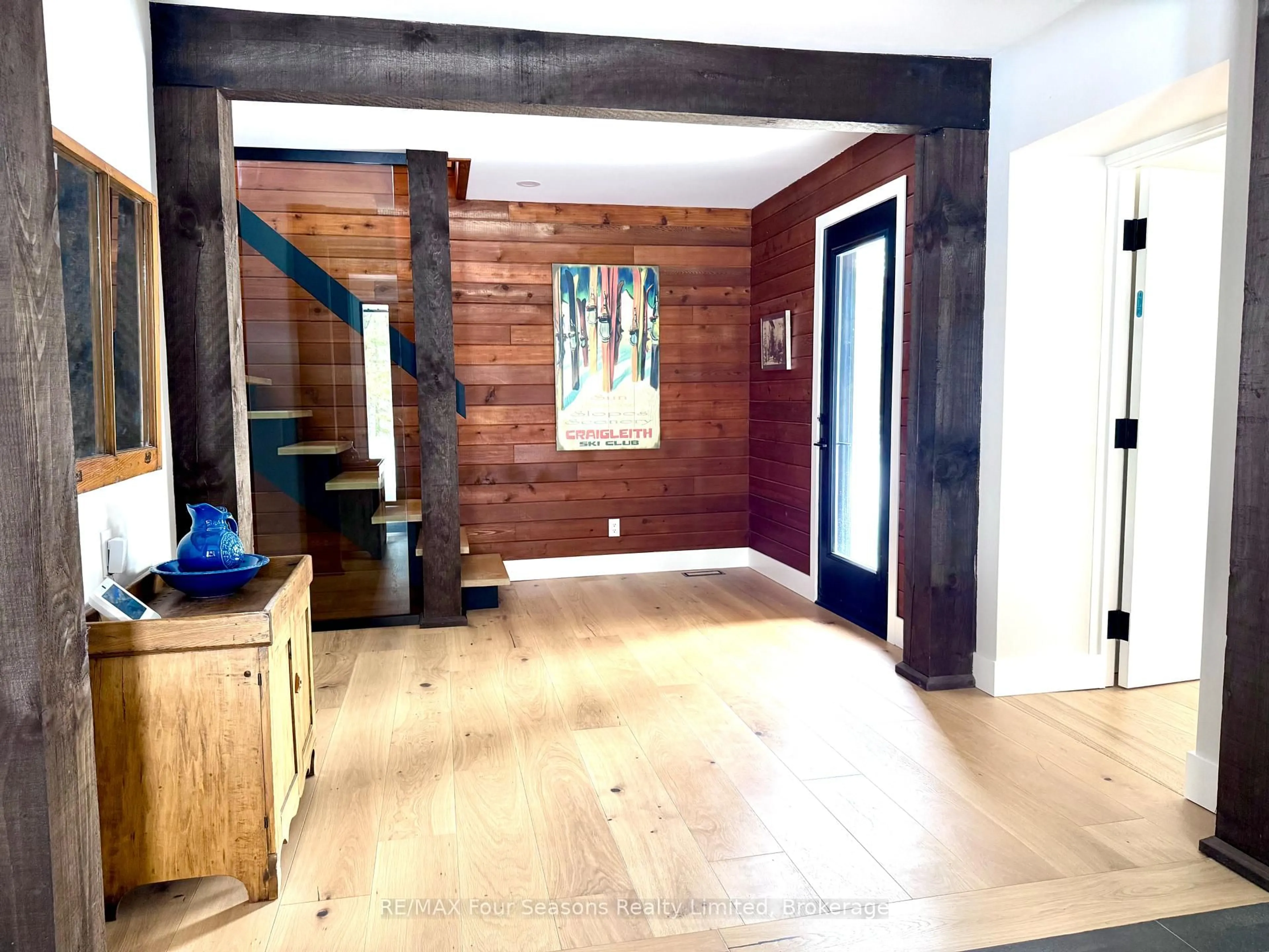 Indoor foyer for 131 Chamonix Cres, Blue Mountains Ontario L9Y 0S7