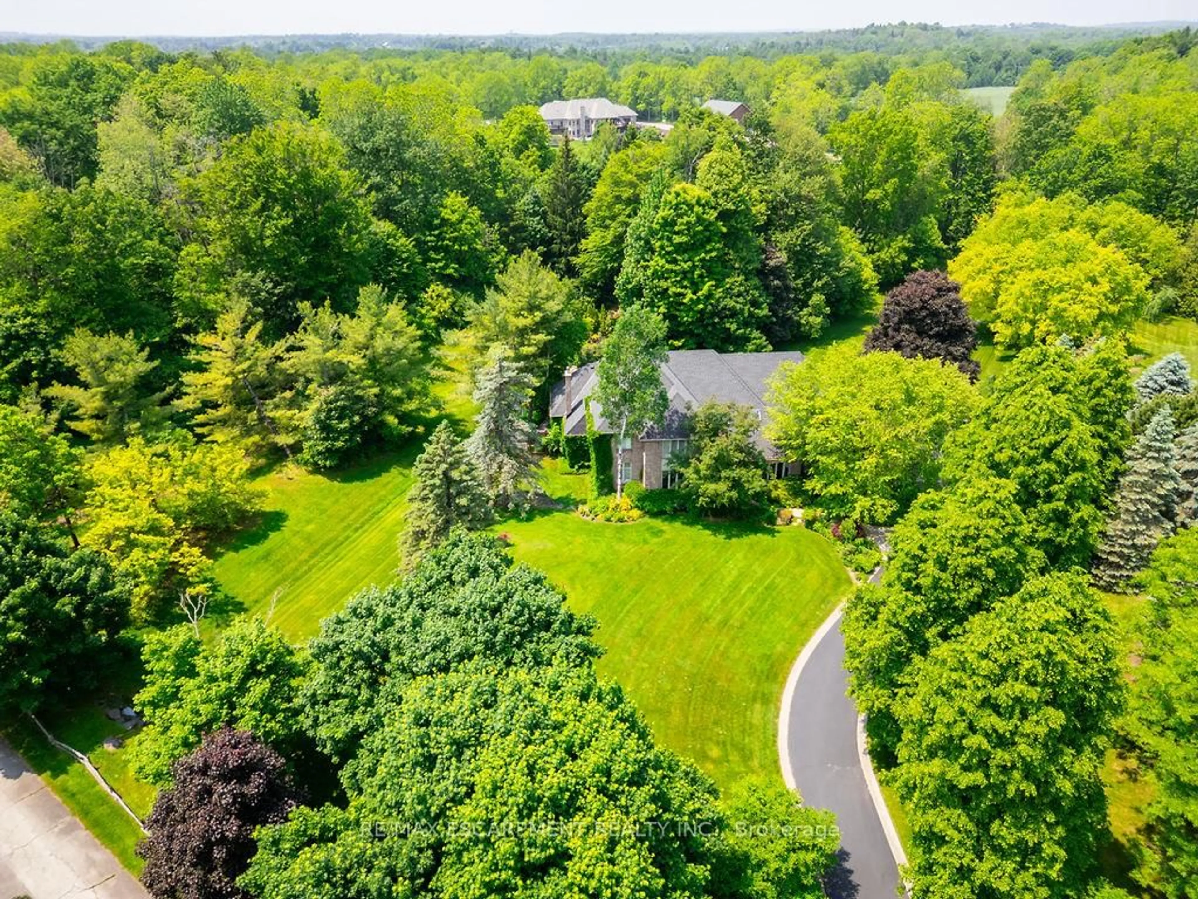 A pic from outside/outdoor area/front of a property/back of a property/a pic from drone, forest/trees view for 27 Blackberry Pl, Hamilton Ontario L0R 1H2