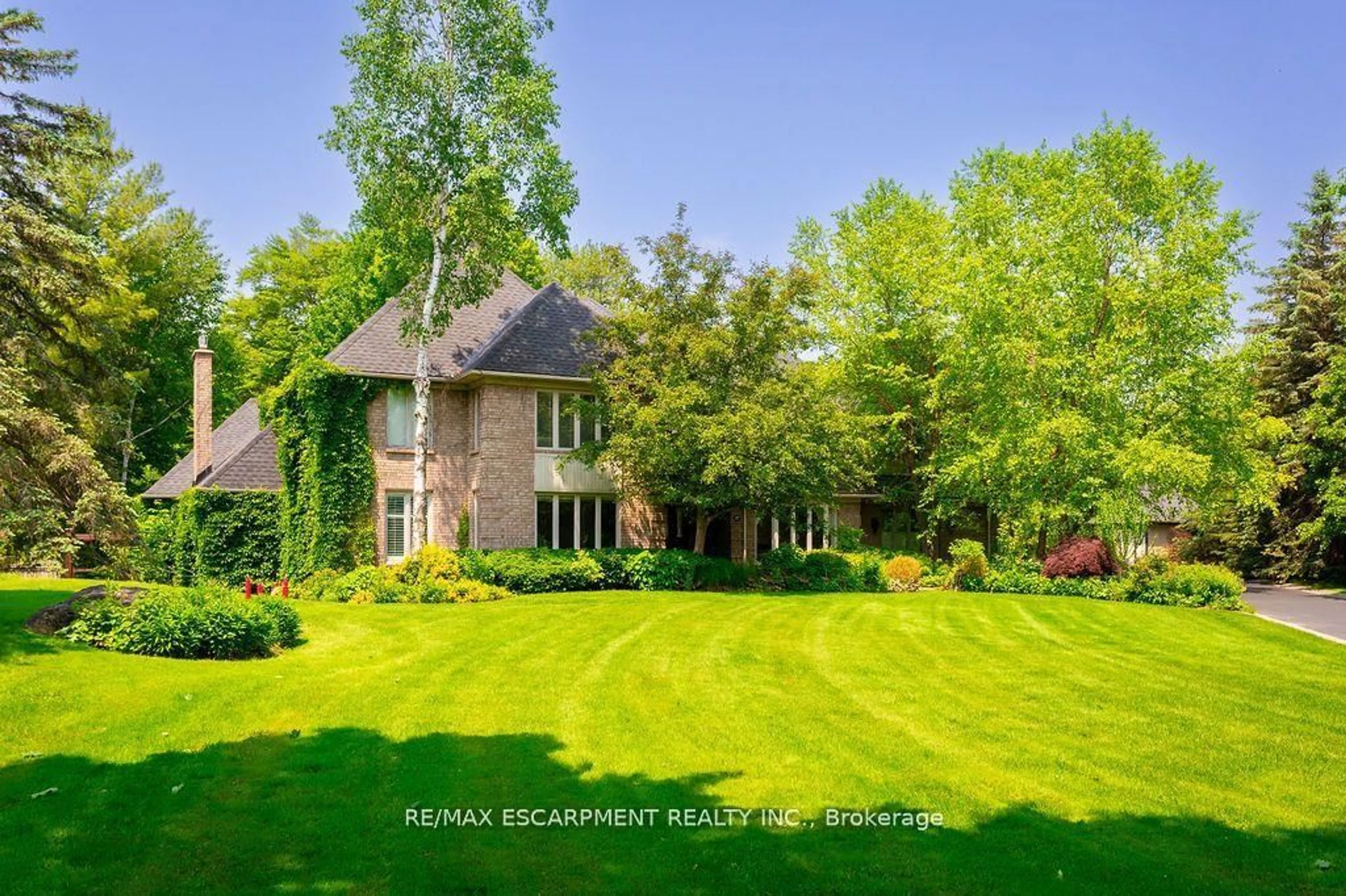 A pic from outside/outdoor area/front of a property/back of a property/a pic from drone, unknown for 27 Blackberry Pl, Hamilton Ontario L0R 1H2