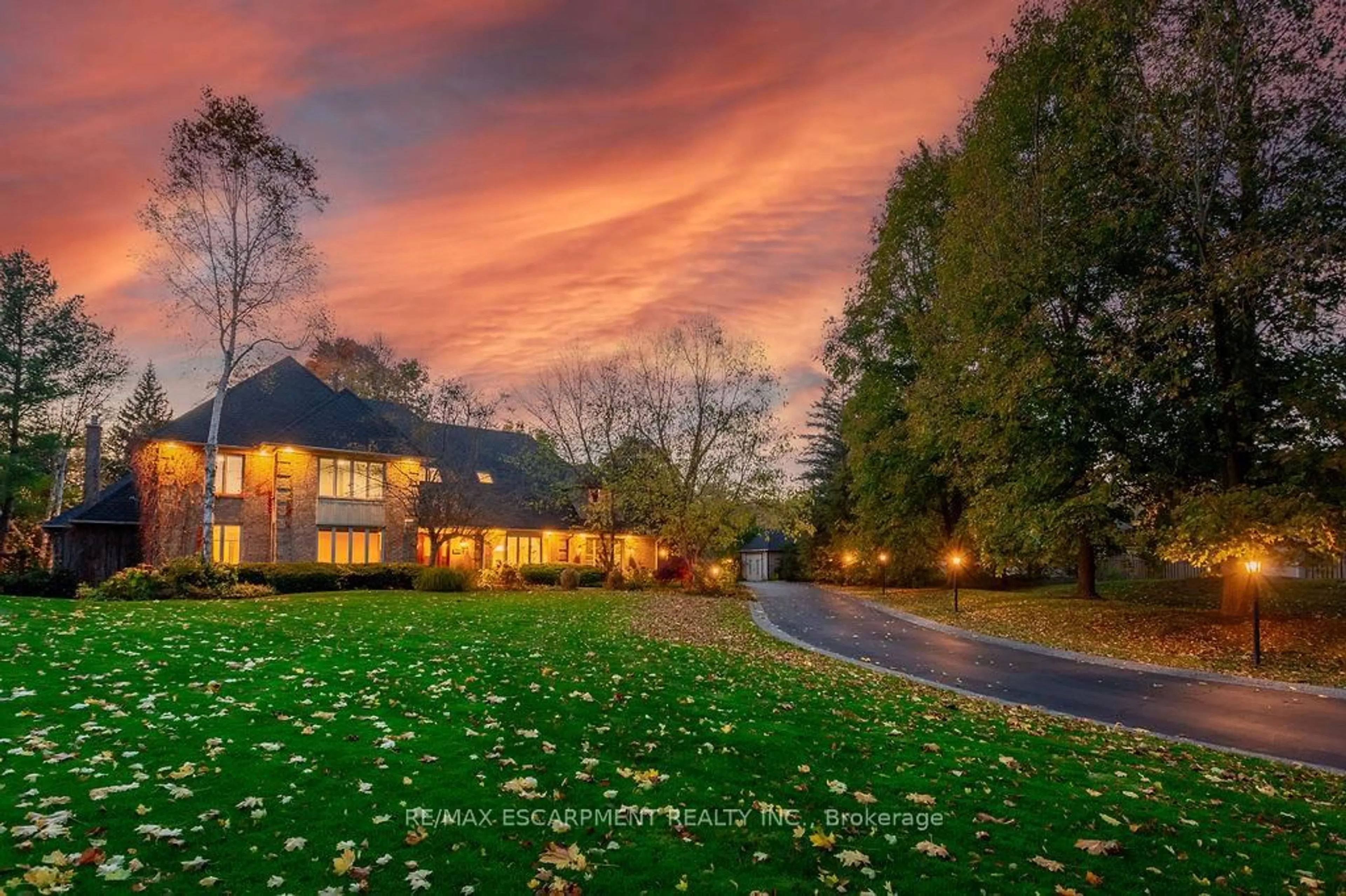 A pic from outside/outdoor area/front of a property/back of a property/a pic from drone, unknown for 27 Blackberry Pl, Hamilton Ontario L0R 1H2