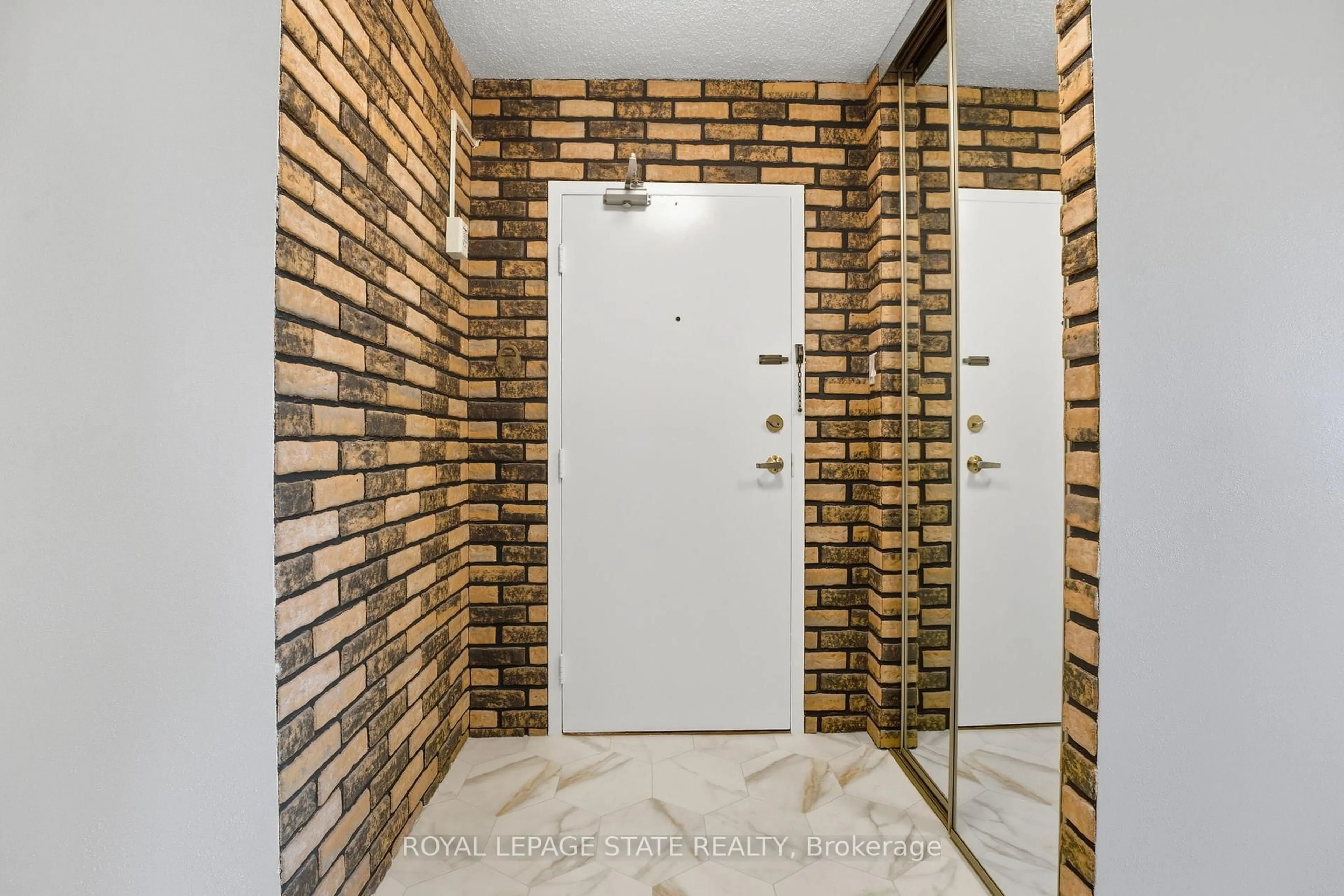 Indoor entryway for 1968 Main St #1103, Hamilton Ontario L8S 1J7