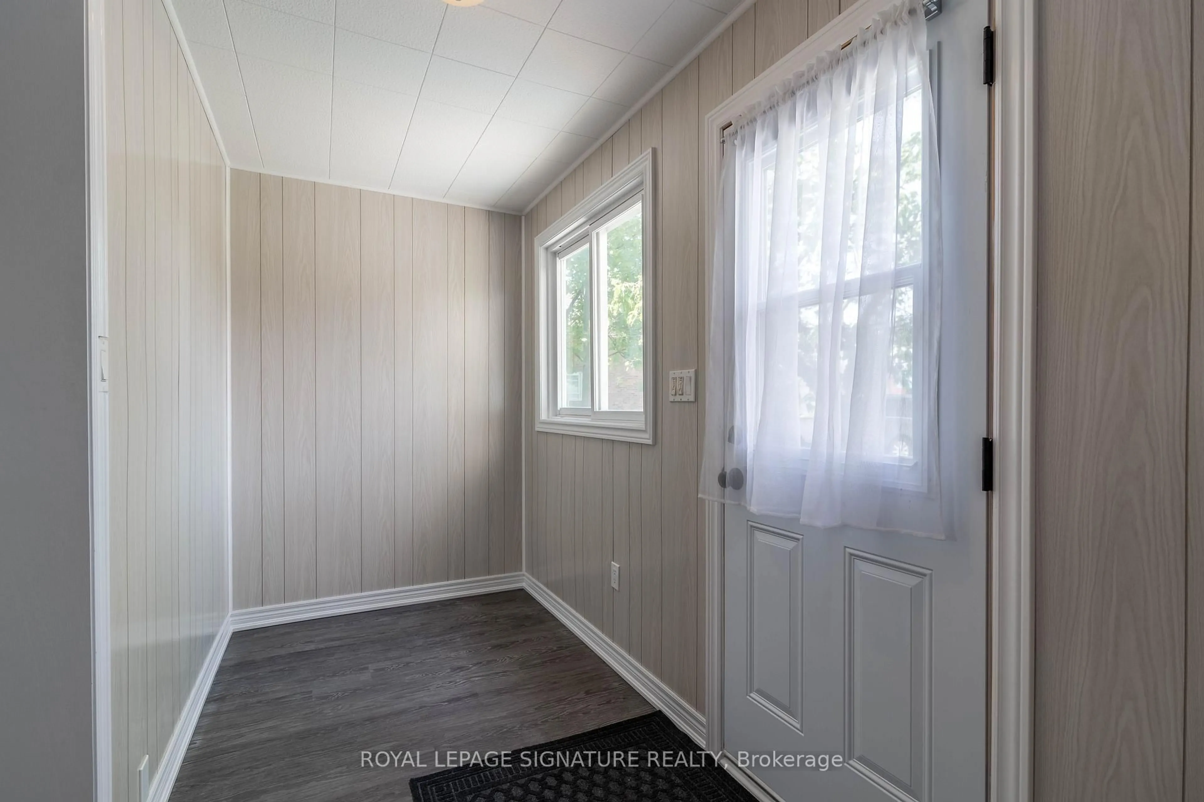 Indoor entryway for 23 Sullivan Ave, Thorold Ontario L2V 2Y3