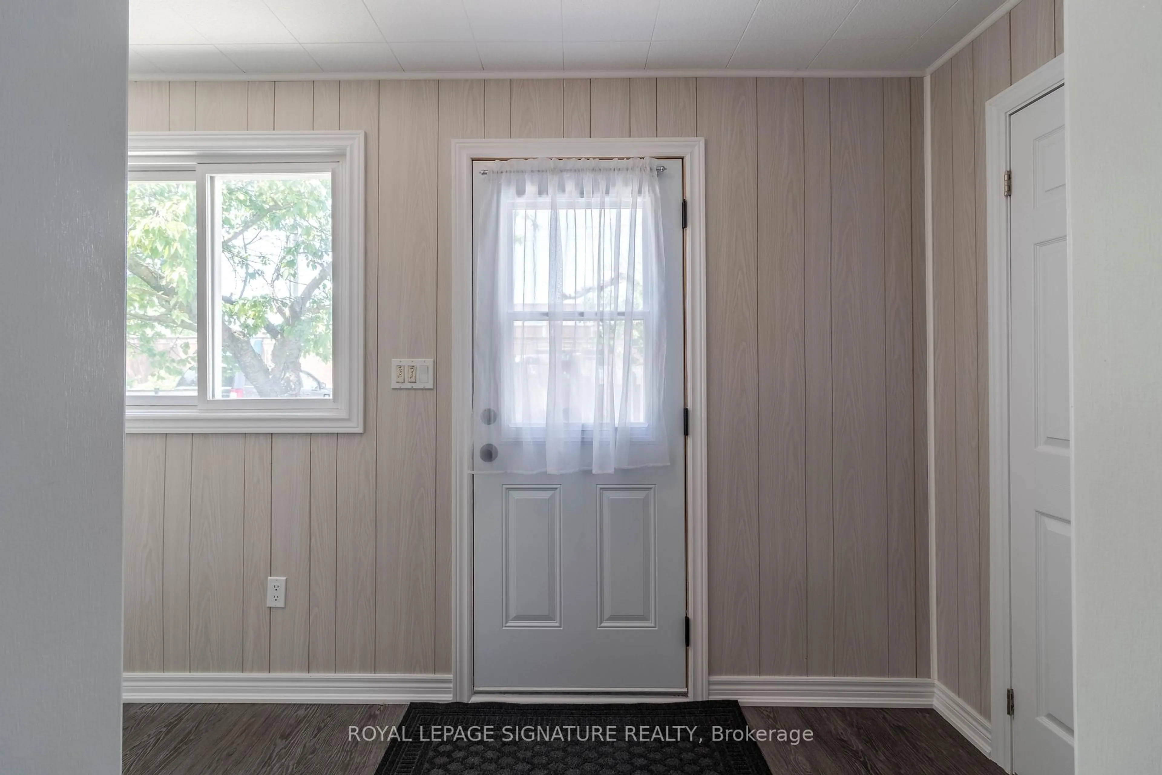 Indoor entryway for 23 Sullivan Ave, Thorold Ontario L2V 2Y3