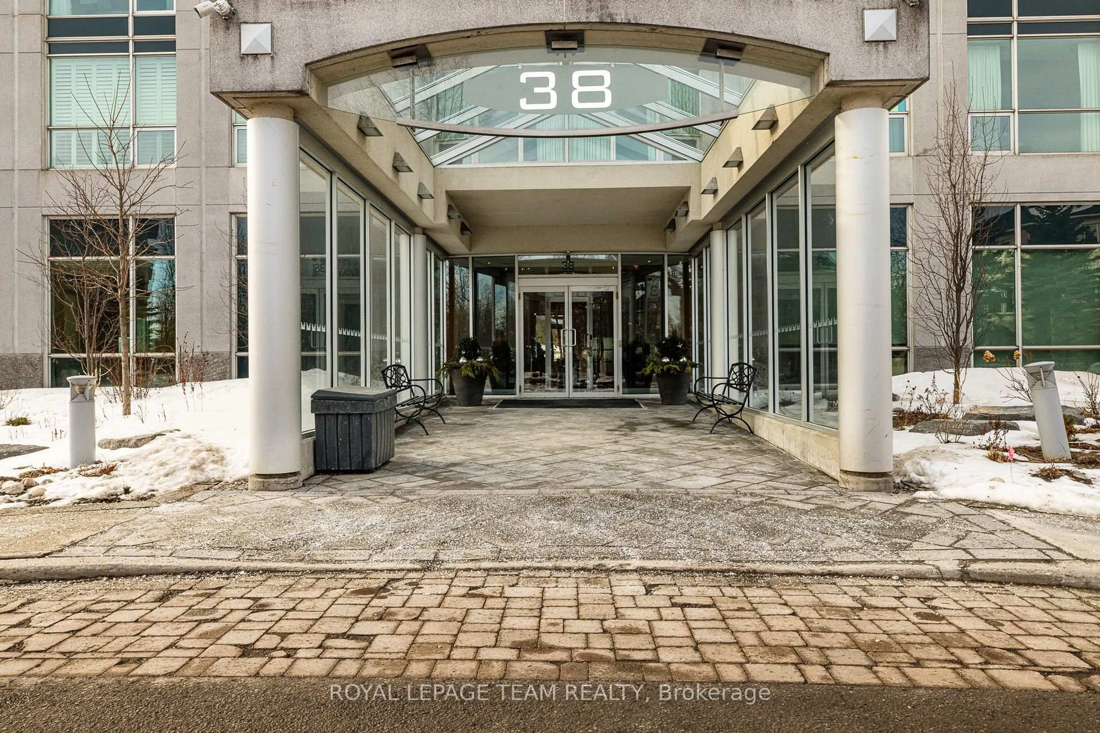 Indoor foyer for 38 Metropole Private #1002, Ottawa Ontario K1Z 1E9