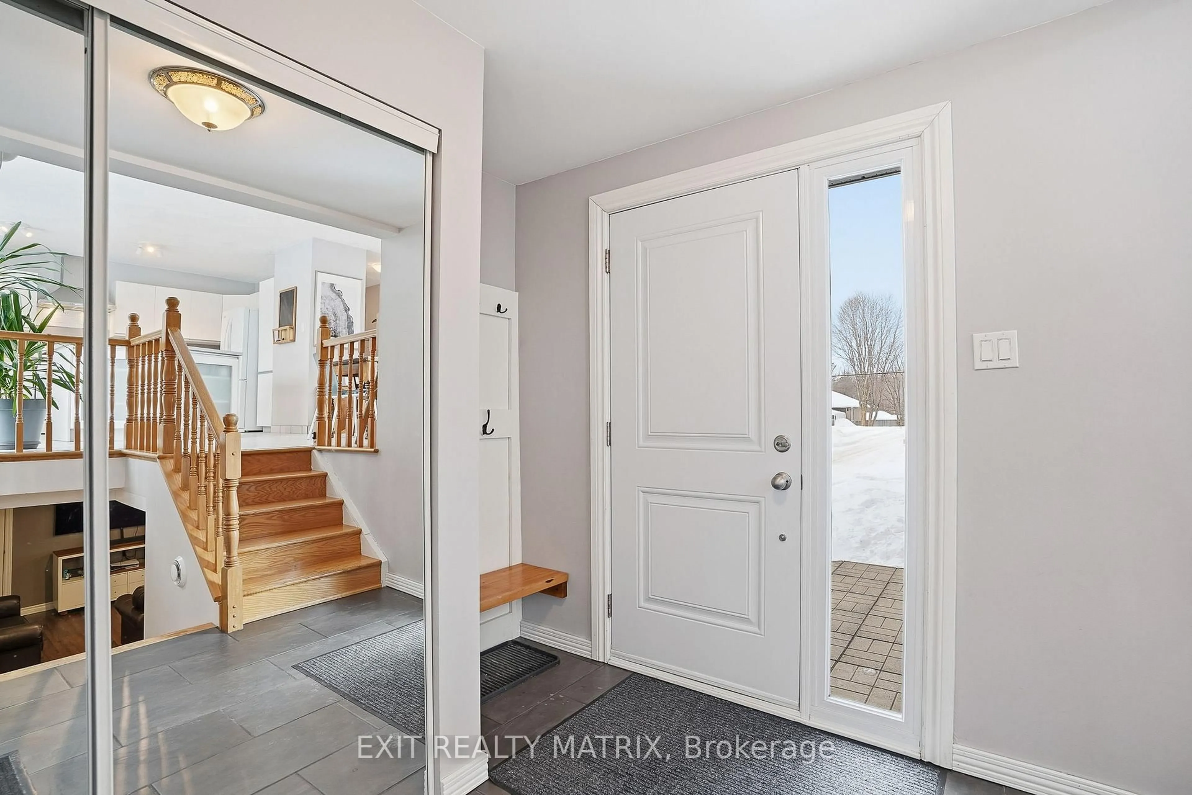Indoor entryway for 685 Station Rd Rd, Alfred and Plantagenet Ontario K0B 1A0