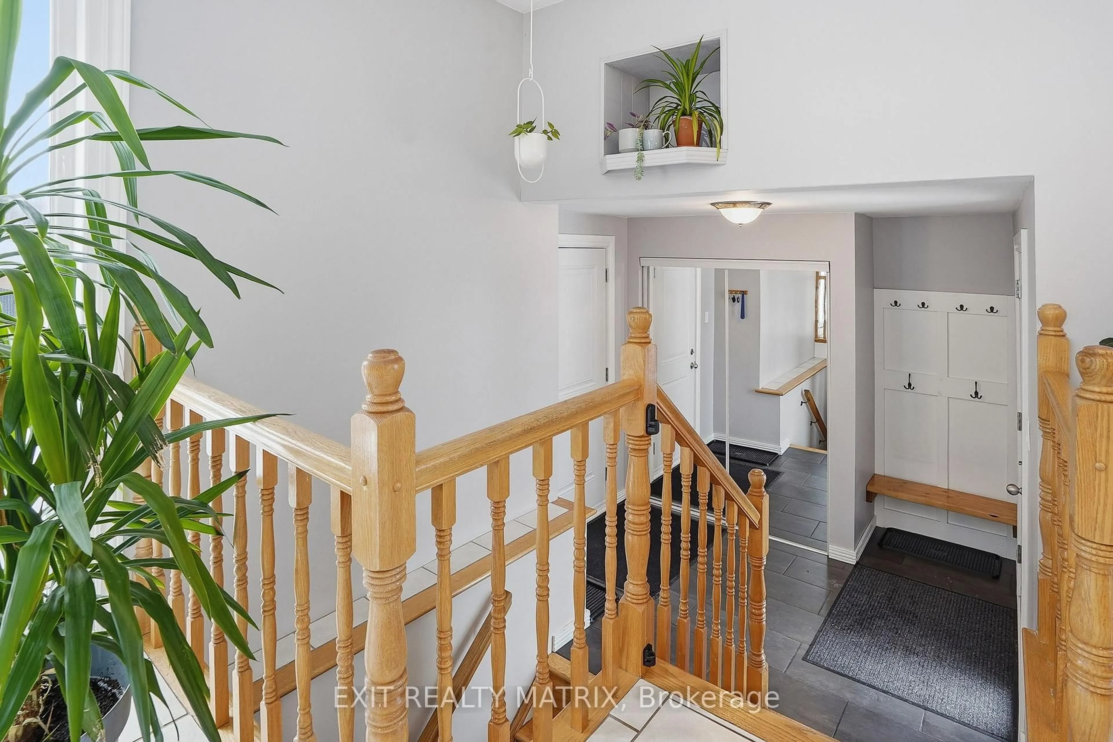 Indoor foyer for 685 Station Rd Rd, Alfred and Plantagenet Ontario K0B 1A0