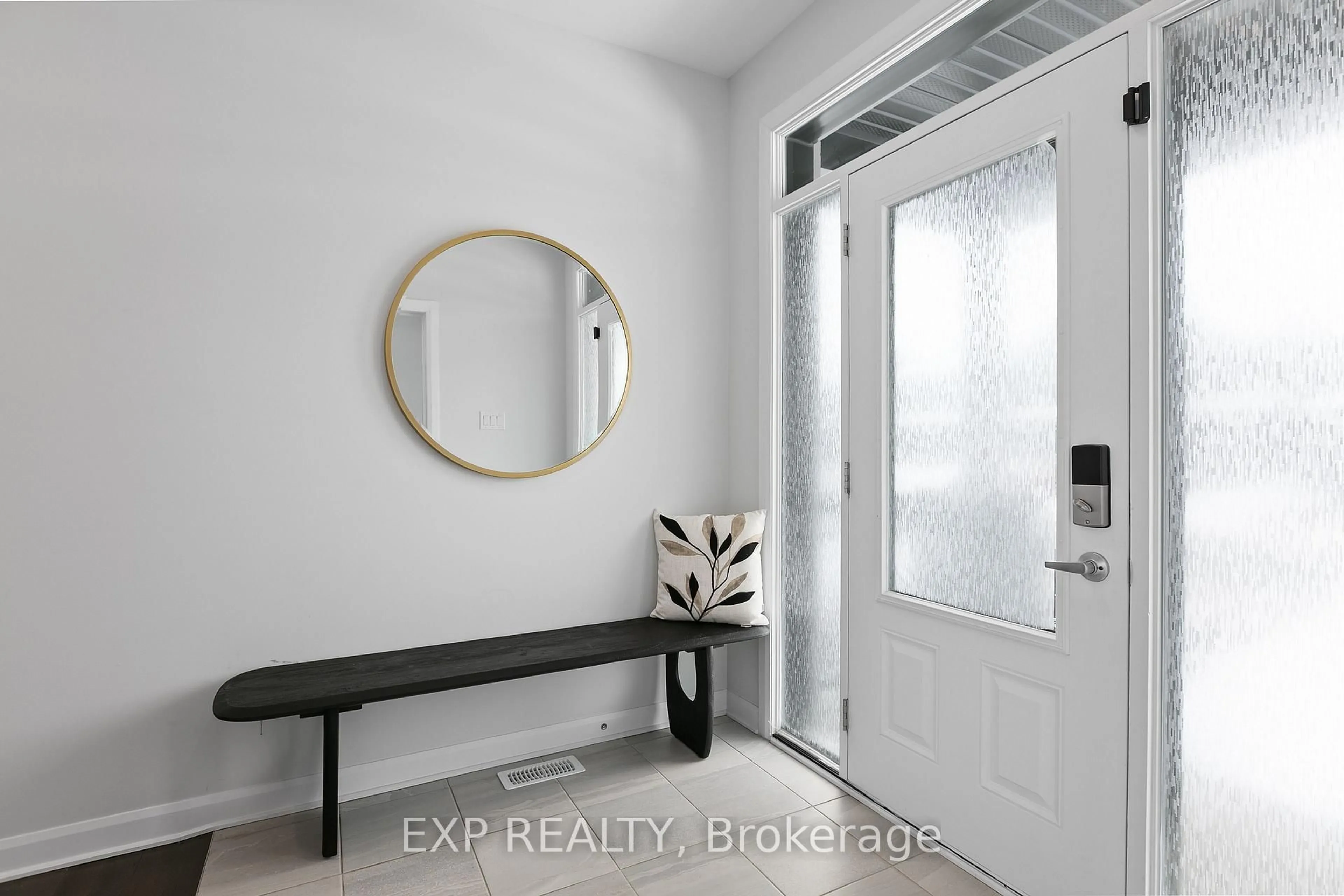 Indoor entryway for 926 Lakeridge Dr, Ottawa Ontario K4A 5N8