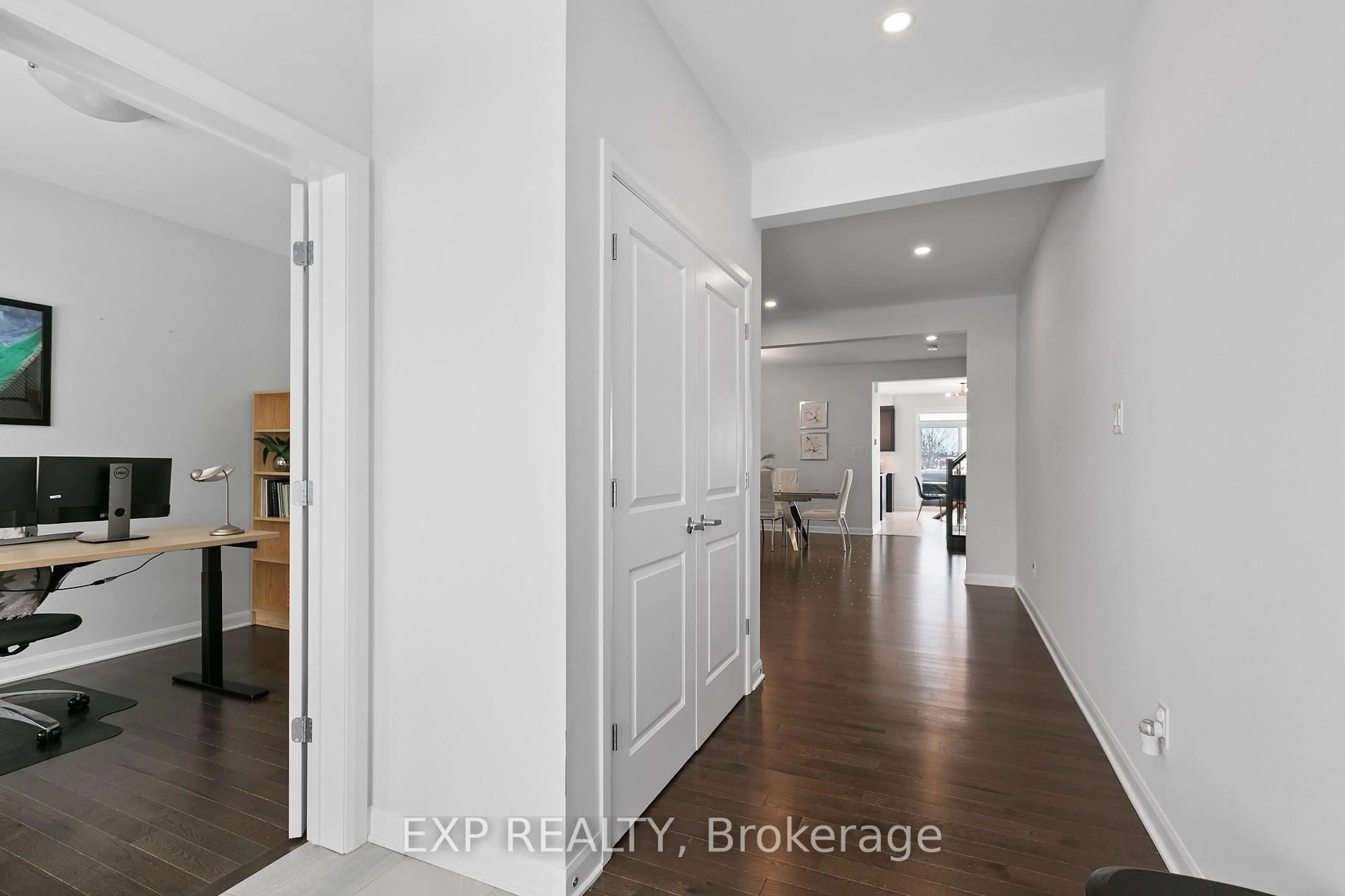 Indoor entryway for 926 Lakeridge Dr, Ottawa Ontario K4A 5N8