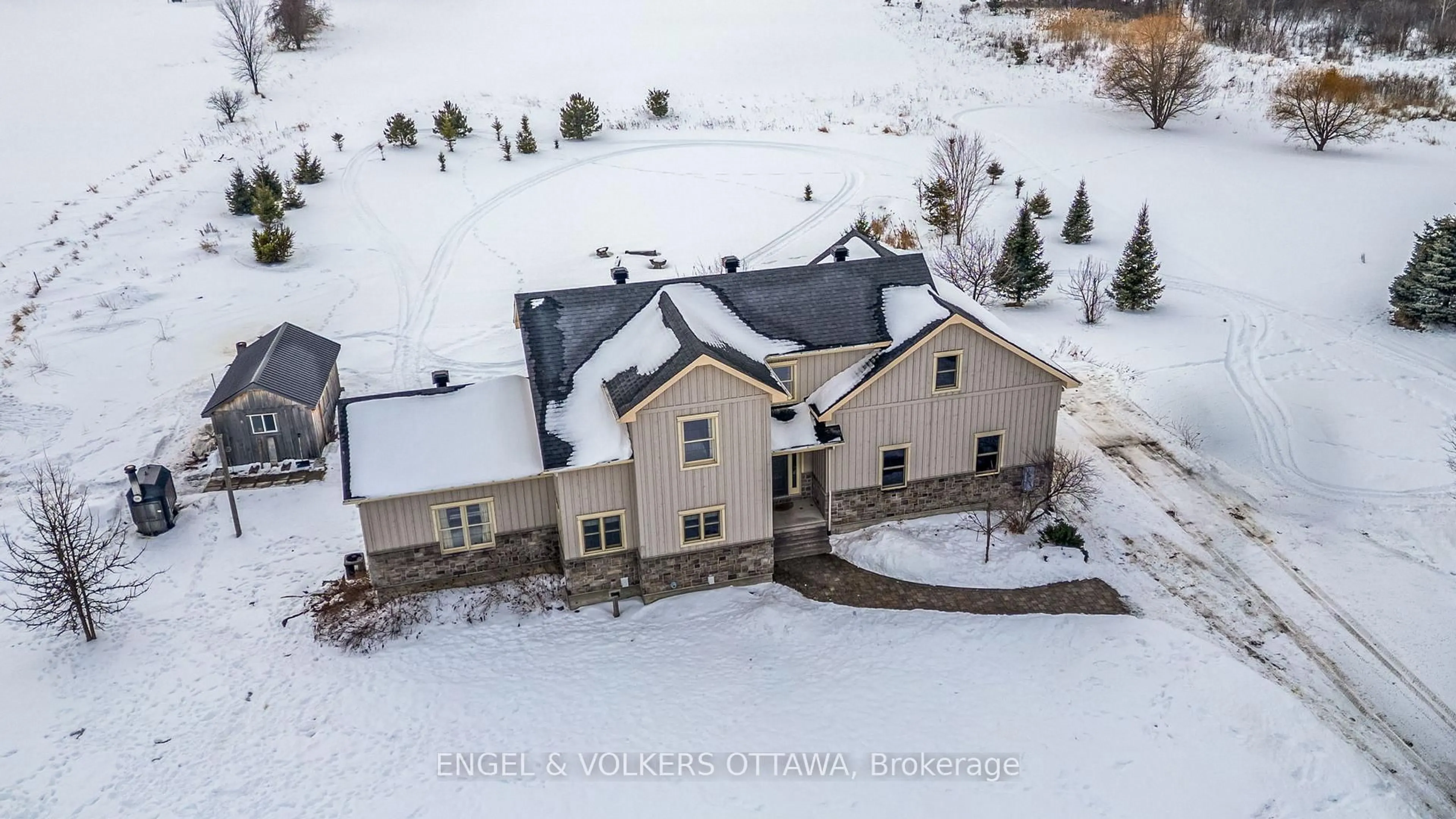 A pic from outside/outdoor area/front of a property/back of a property/a pic from drone, building for 5165 Canon Smith Dr, Fitzroy Harbour Ontario K0A 1X0