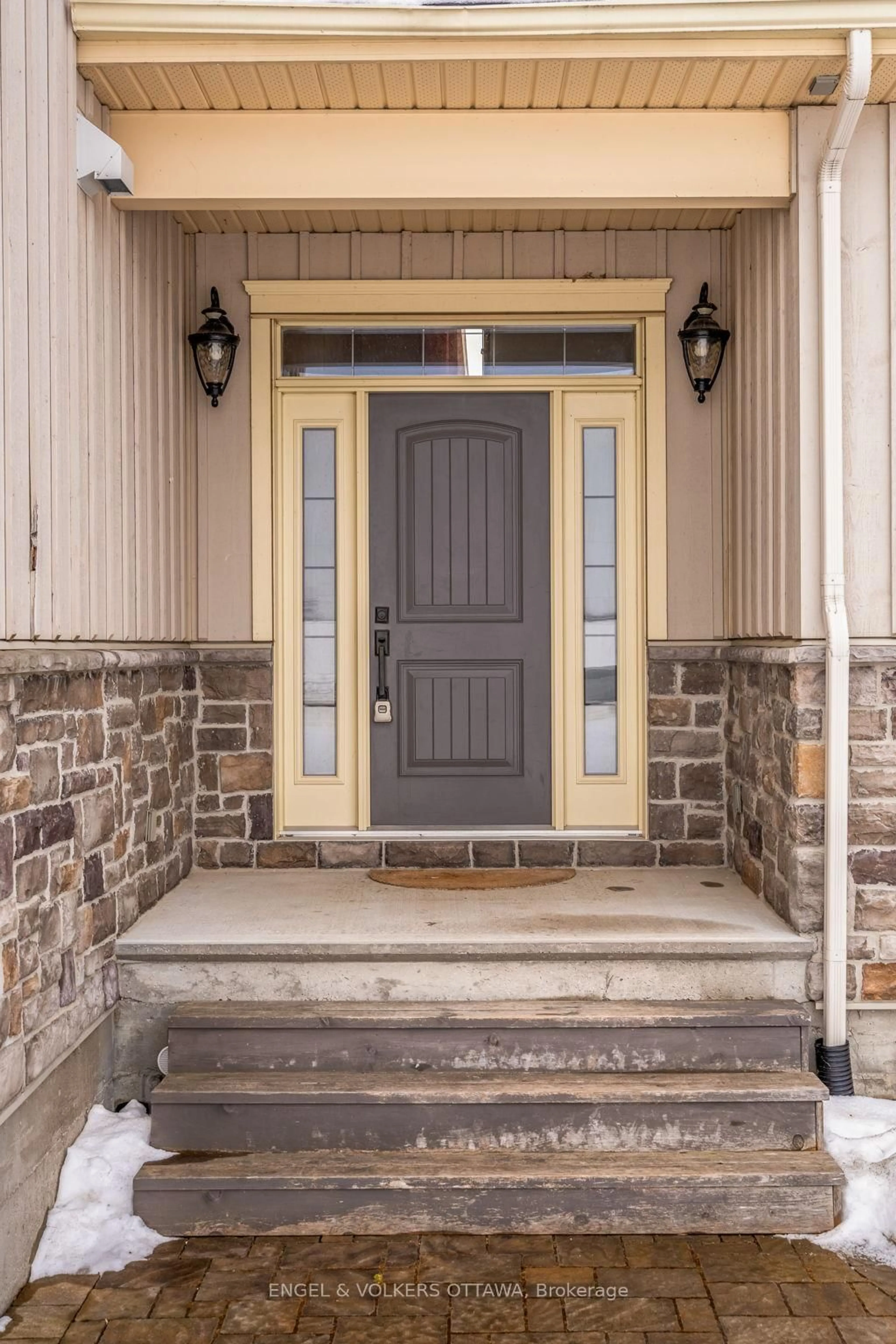 Indoor entryway for 5165 Canon Smith Dr, Fitzroy Harbour Ontario K0A 1X0