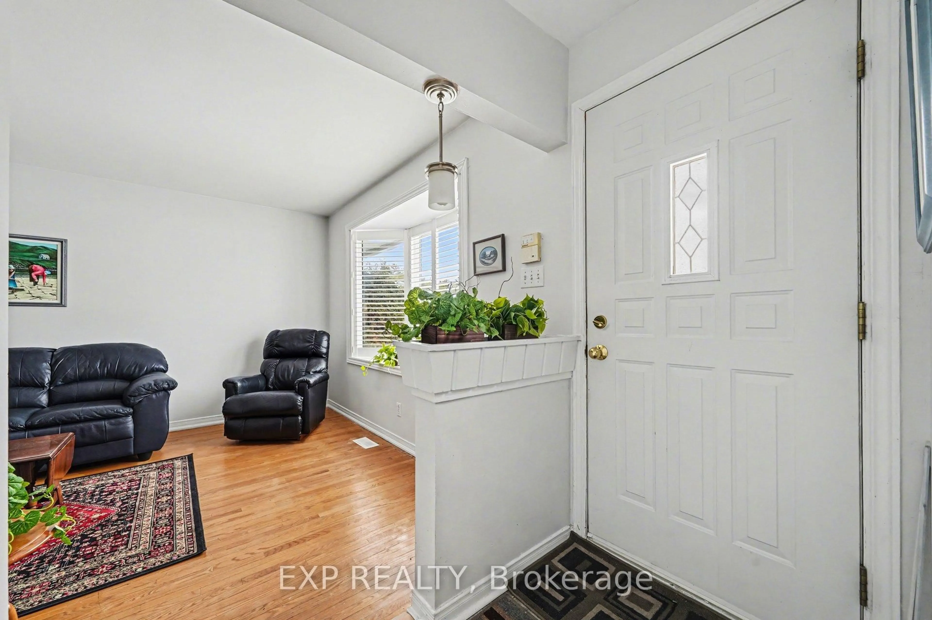 Indoor entryway for 1291 Morrison Dr, Ottawa Ontario K2H 7L8