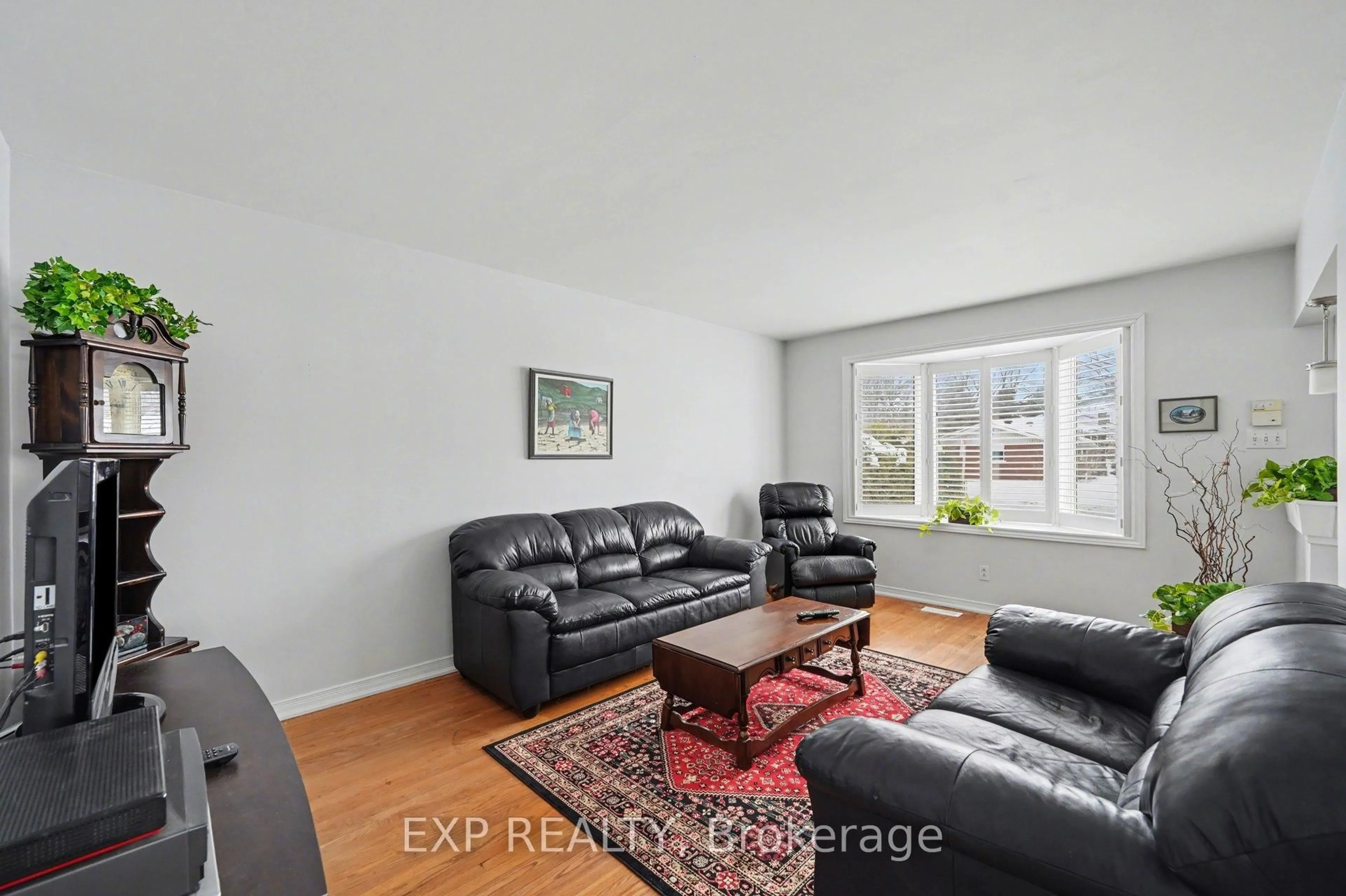 Living room with furniture, unknown for 1291 Morrison Dr, Ottawa Ontario K2H 7L8