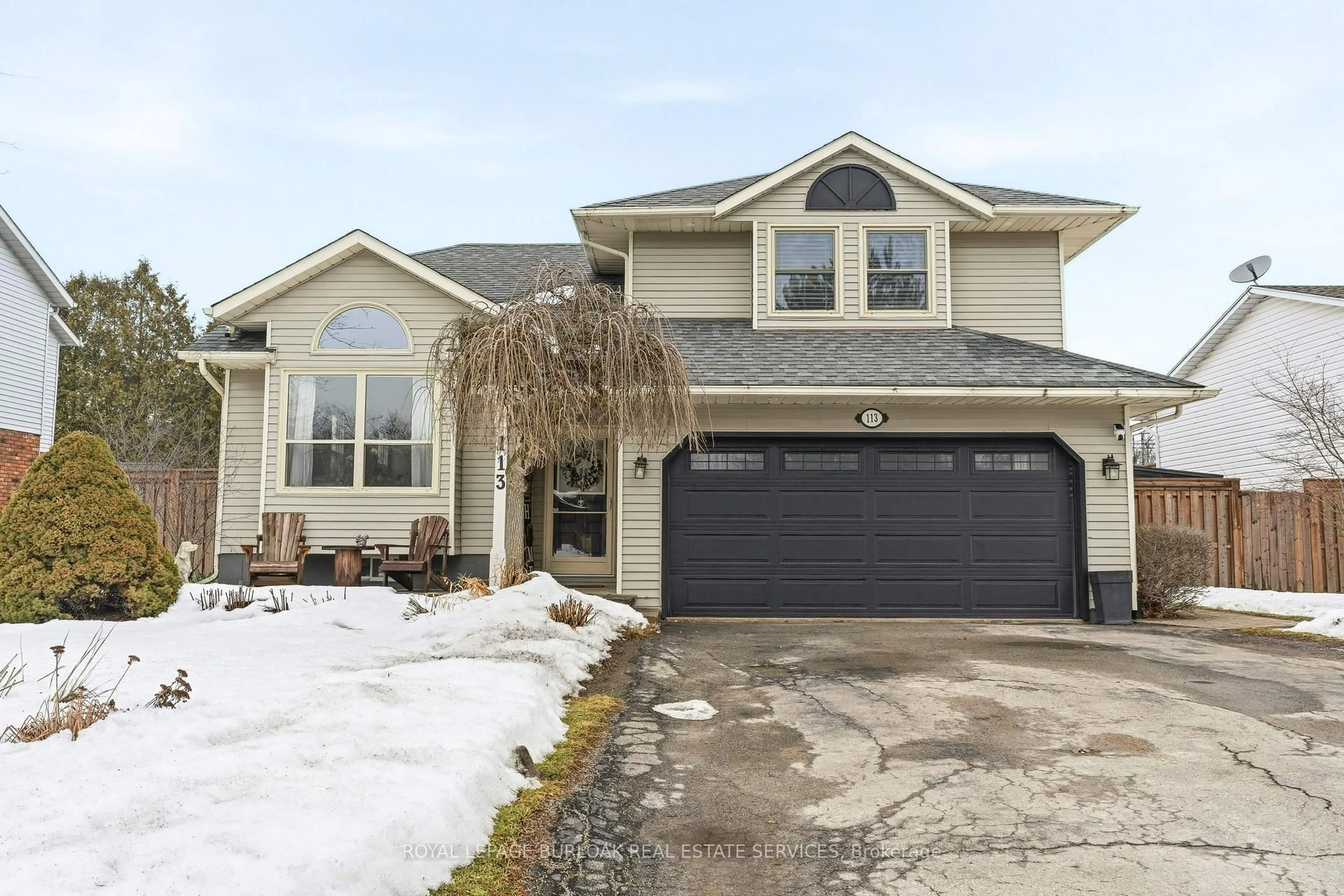 Home with vinyl exterior material, street for 113 Edward Crt, West Lincoln Ontario L0R 2A0