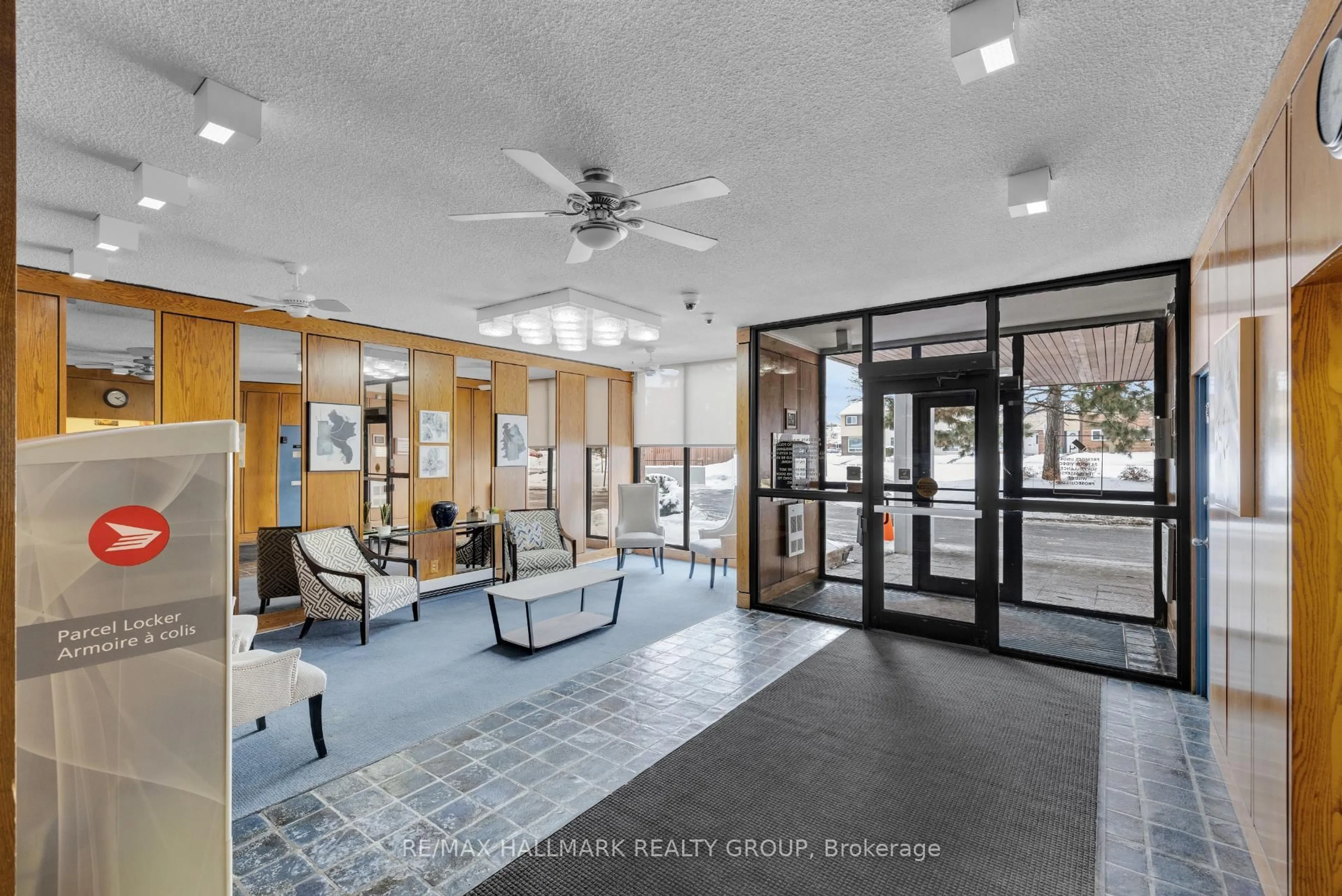 Indoor foyer for 1285 Cahill Dr #2005, Ottawa Ontario K1V 9A7