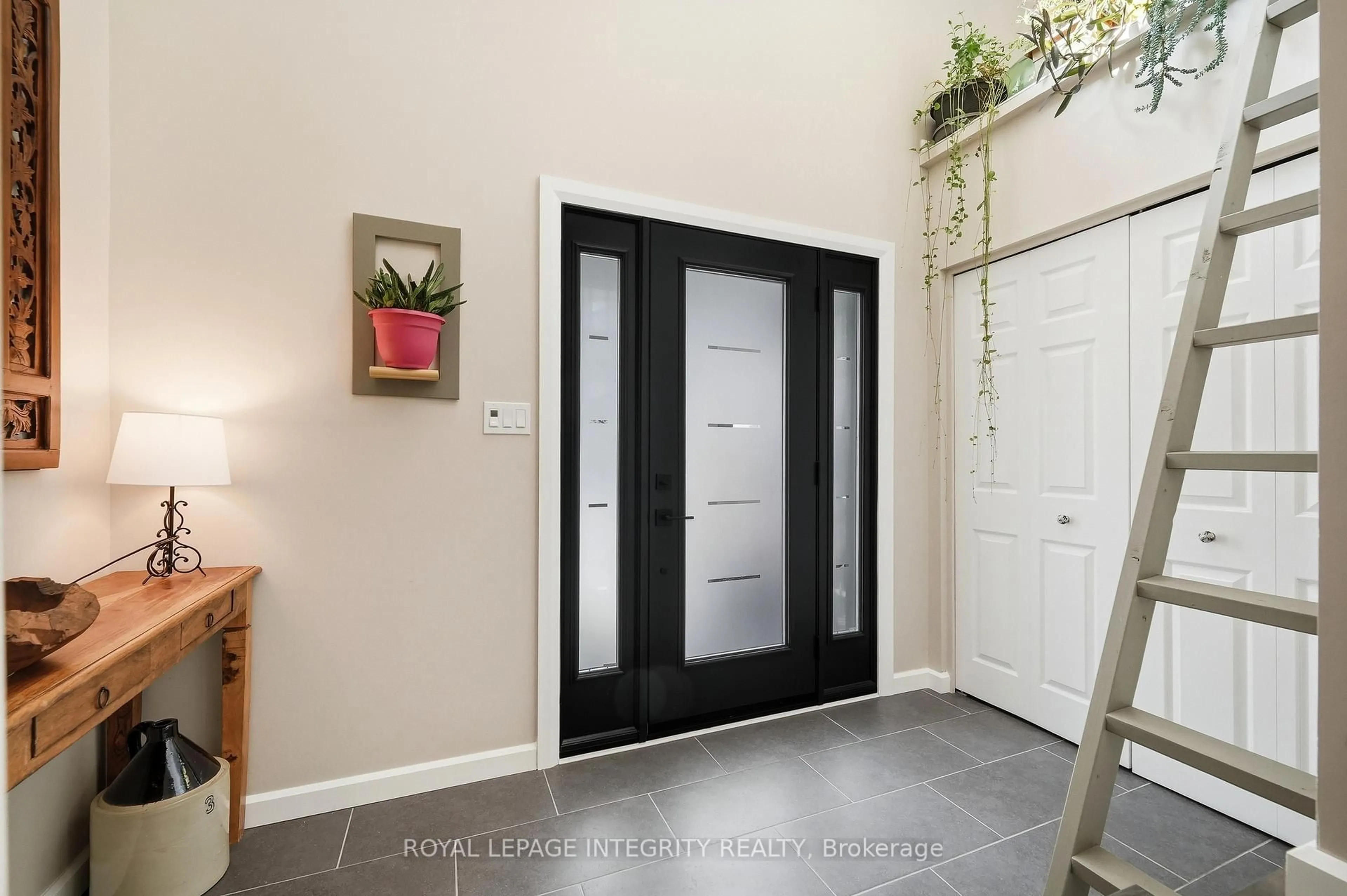 Indoor entryway for 1456 Michaelsem St, Orleans Ontario K1C 7C3