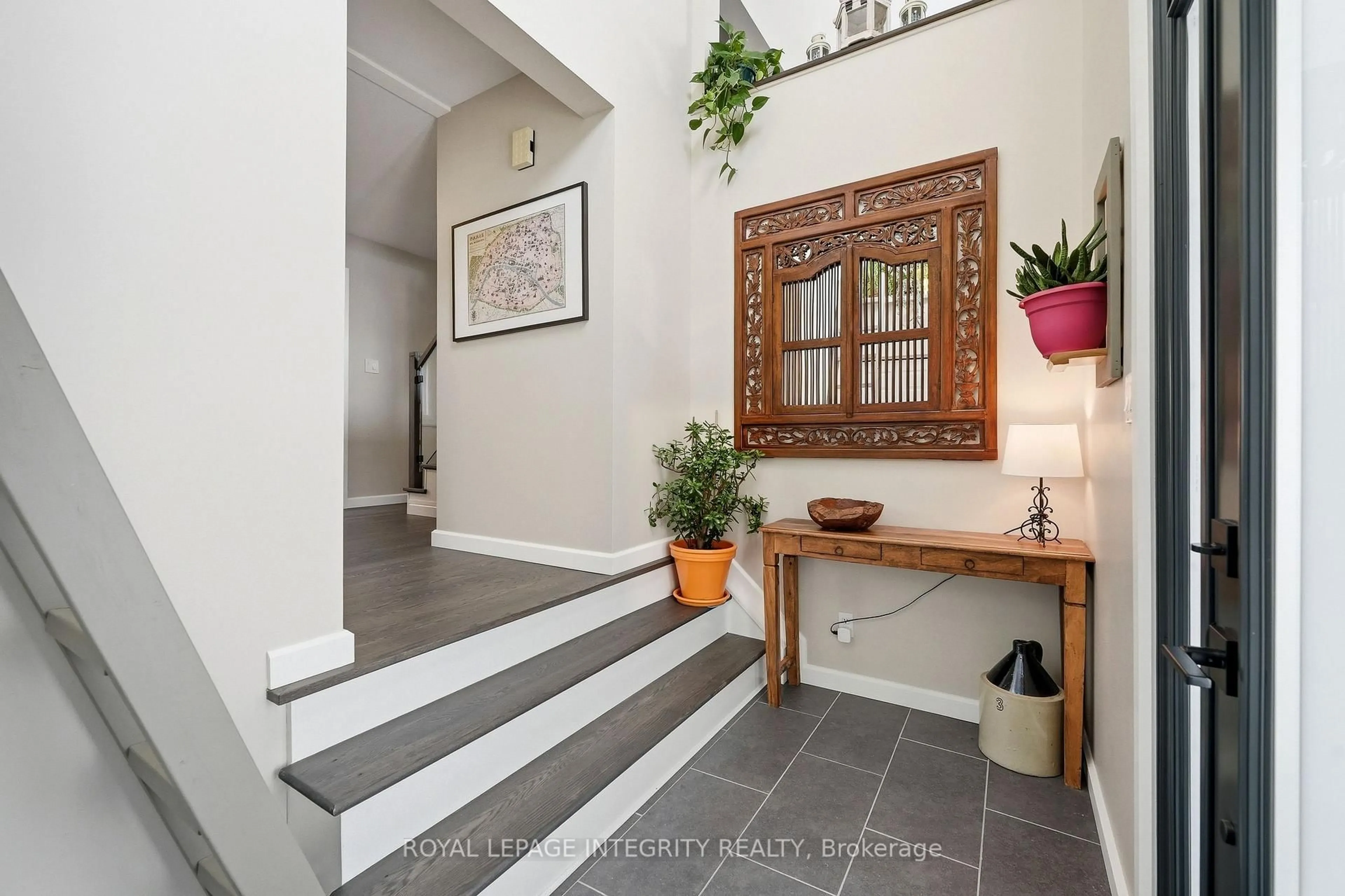 Indoor entryway for 1456 Michaelsem St, Orleans Ontario K1C 7C3