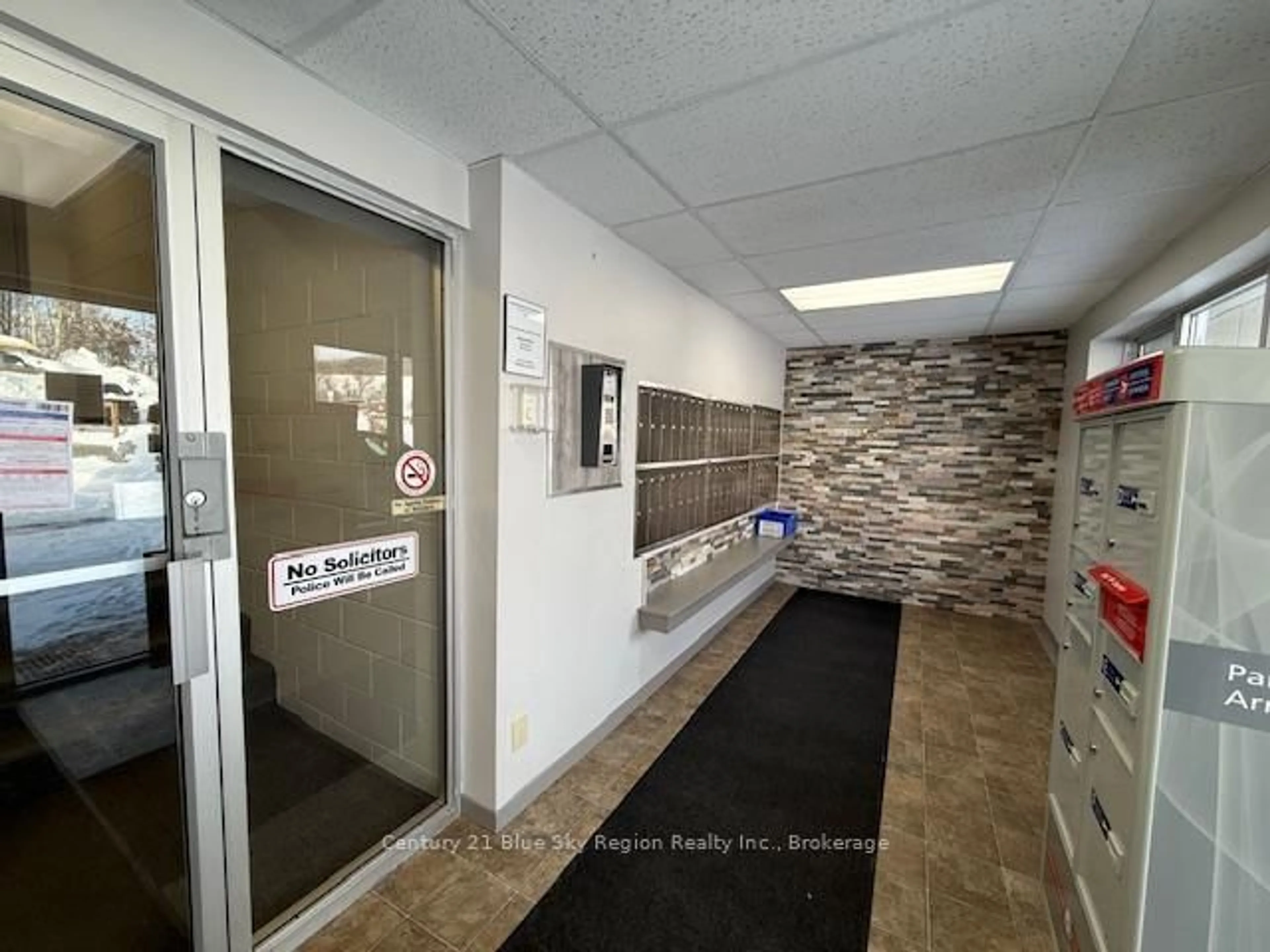 Indoor foyer for 213 Leonard St #307, North Bay Ontario P1B 5K3