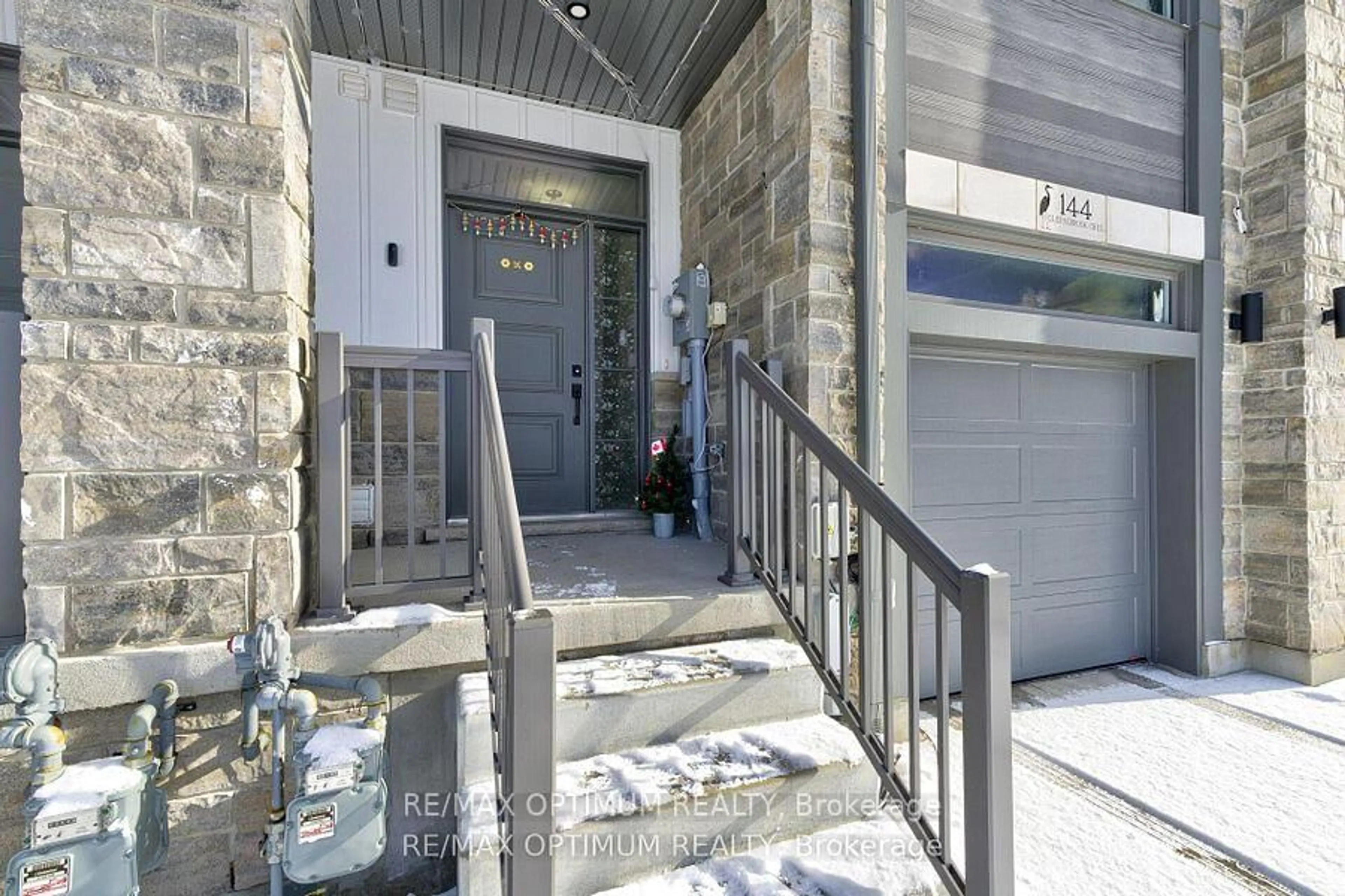Indoor entryway for 144 Queensbrook Cres, Cambridge Ontario N1S 0E4
