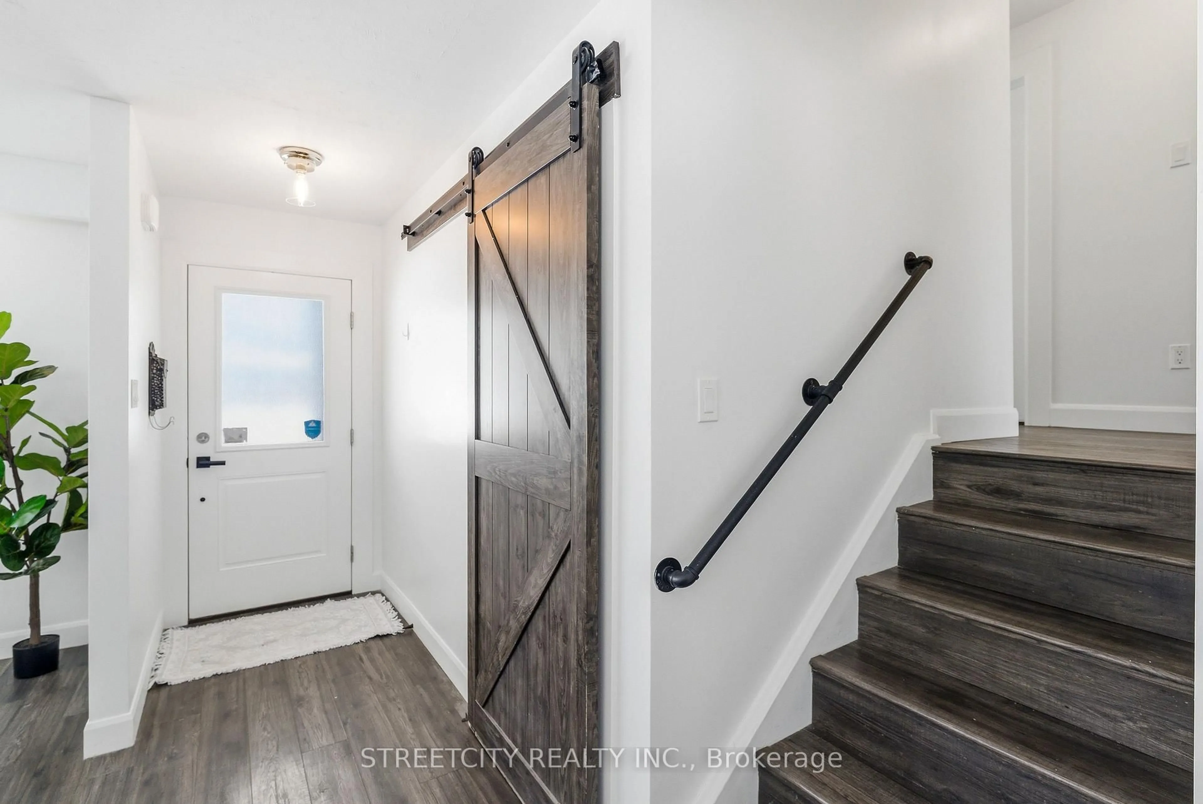Indoor entryway for 64 Downing Cres, London South Ontario N6C 3C8