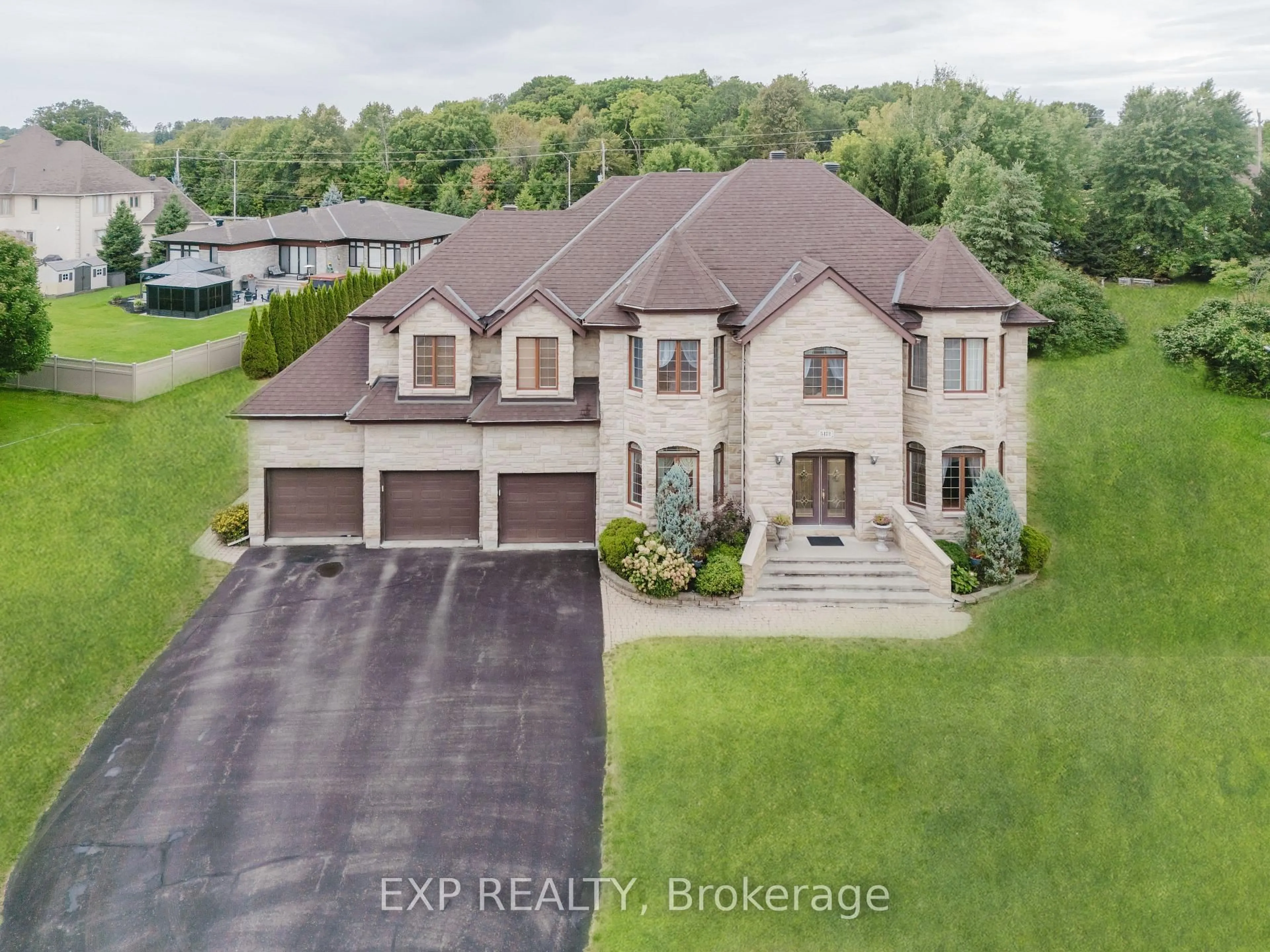 A pic from outside/outdoor area/front of a property/back of a property/a pic from drone, unknown for 5472 Wicklow Dr, Ottawa Ontario K4M 1C4