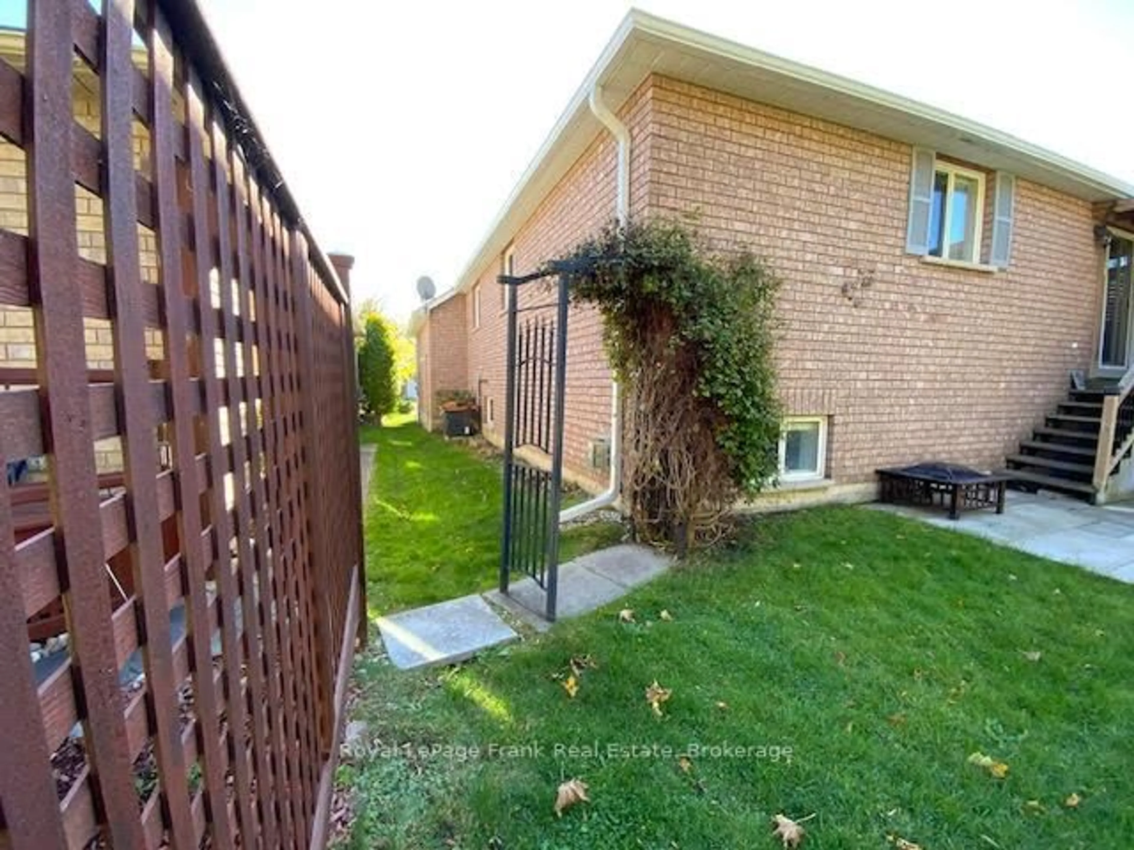 Patio, street for 284 Rockingham Crt, Cobourg Ontario K9A 5W3