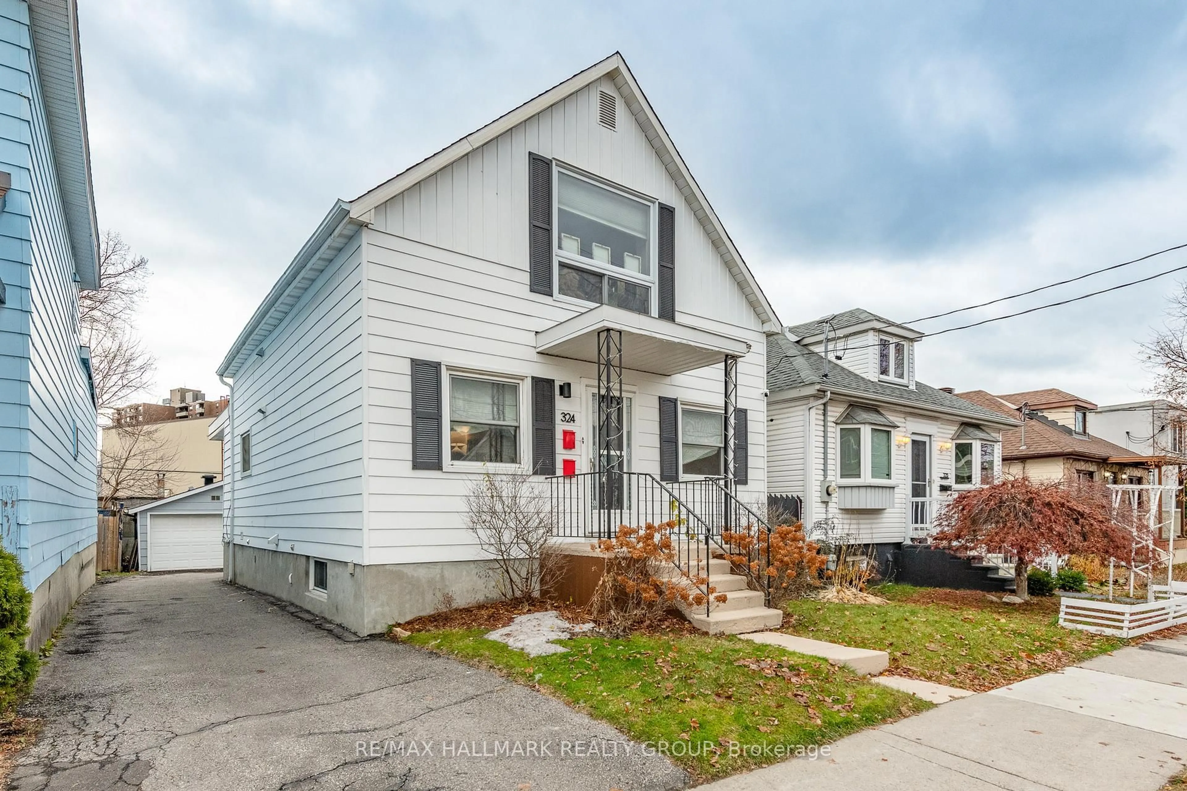 Home with vinyl exterior material, street for 324 Montfort St, Ottawa Ontario K1L 5N4