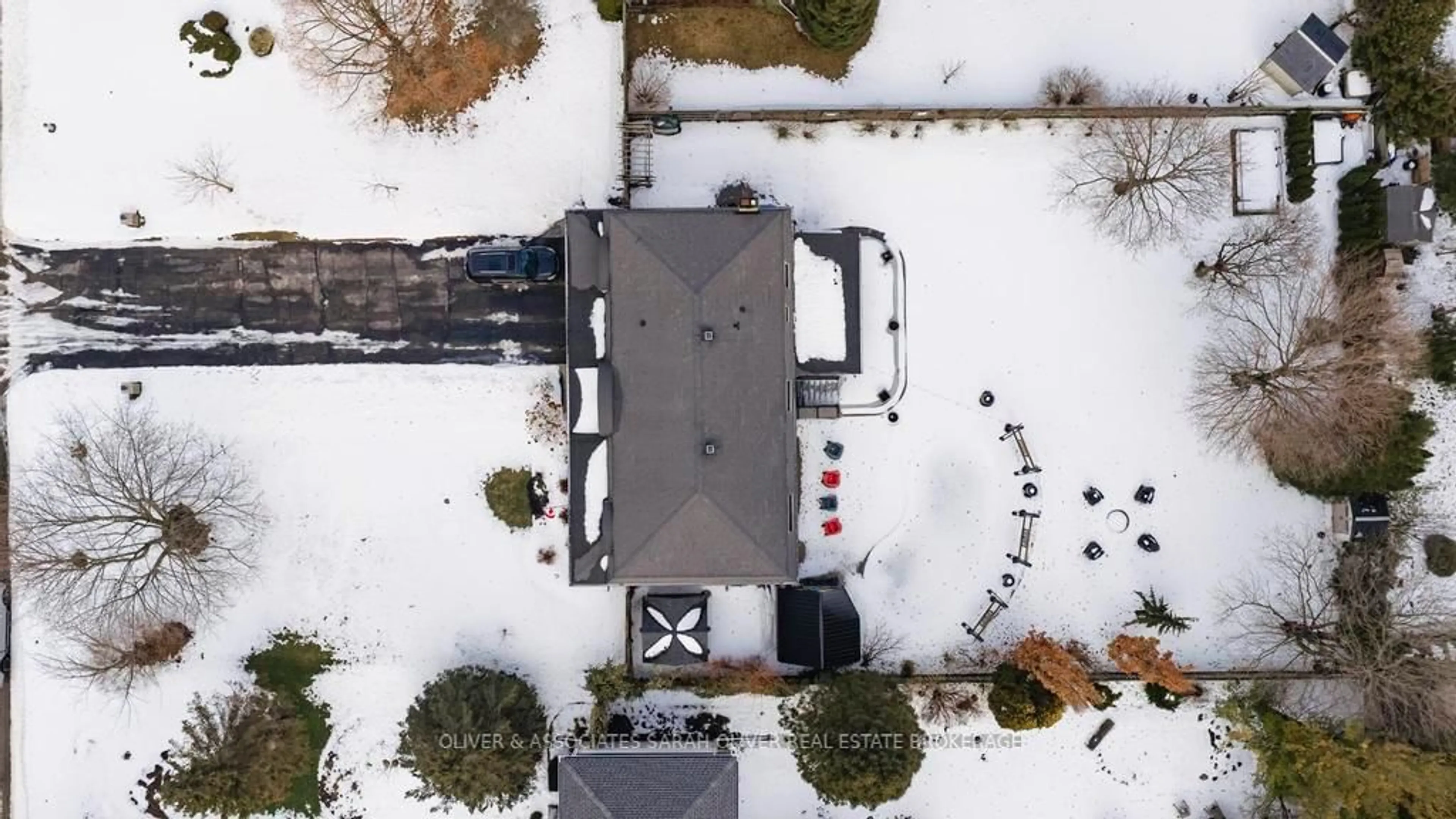 A pic from outside/outdoor area/front of a property/back of a property/a pic from drone, street for 27 Scottsdale St, London South Ontario N6P 1E5