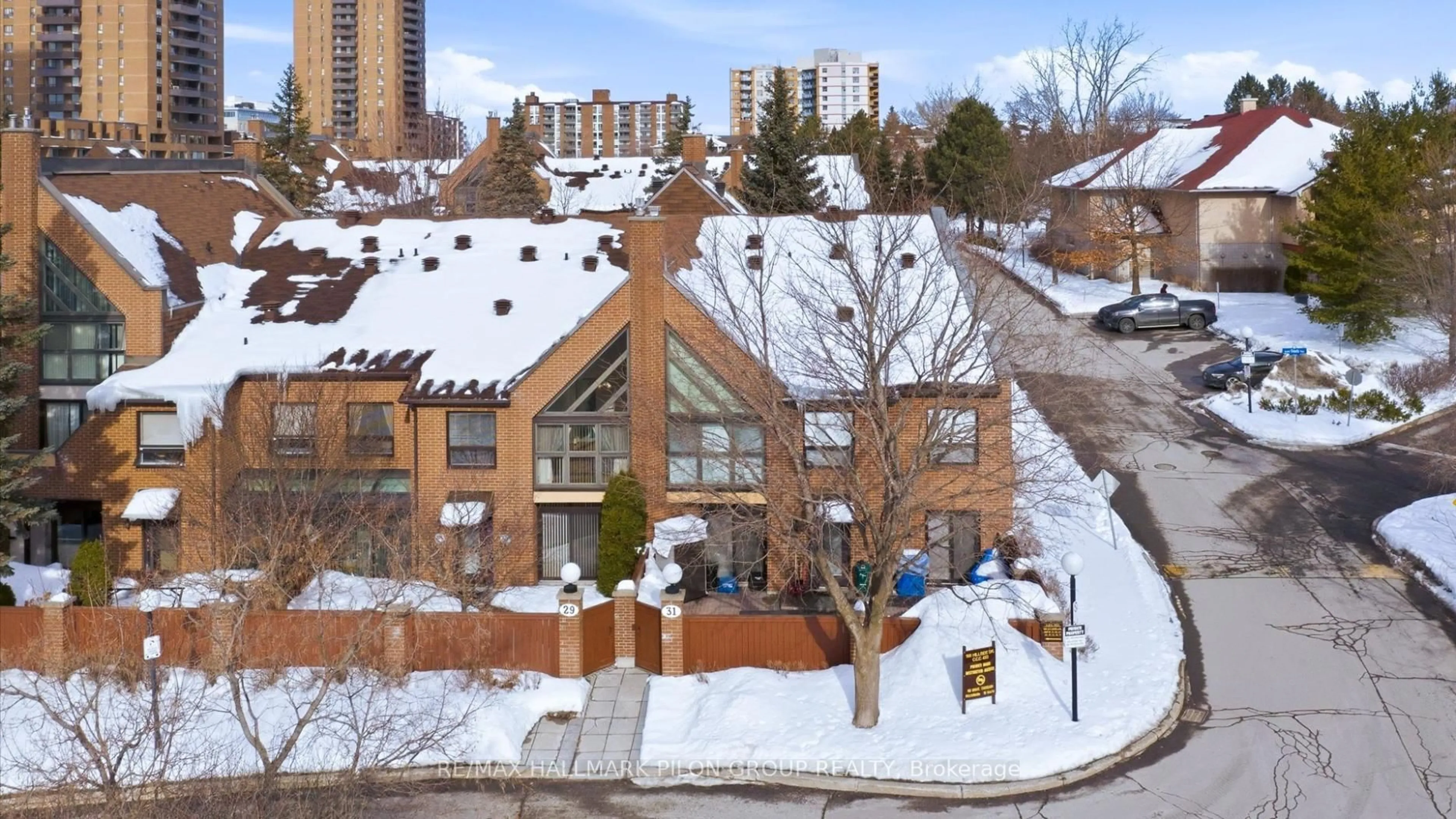 A pic from outside/outdoor area/front of a property/back of a property/a pic from drone, city buildings view from balcony for 100 Hillside Dr #29, Ottawa Ontario K1K 4J1