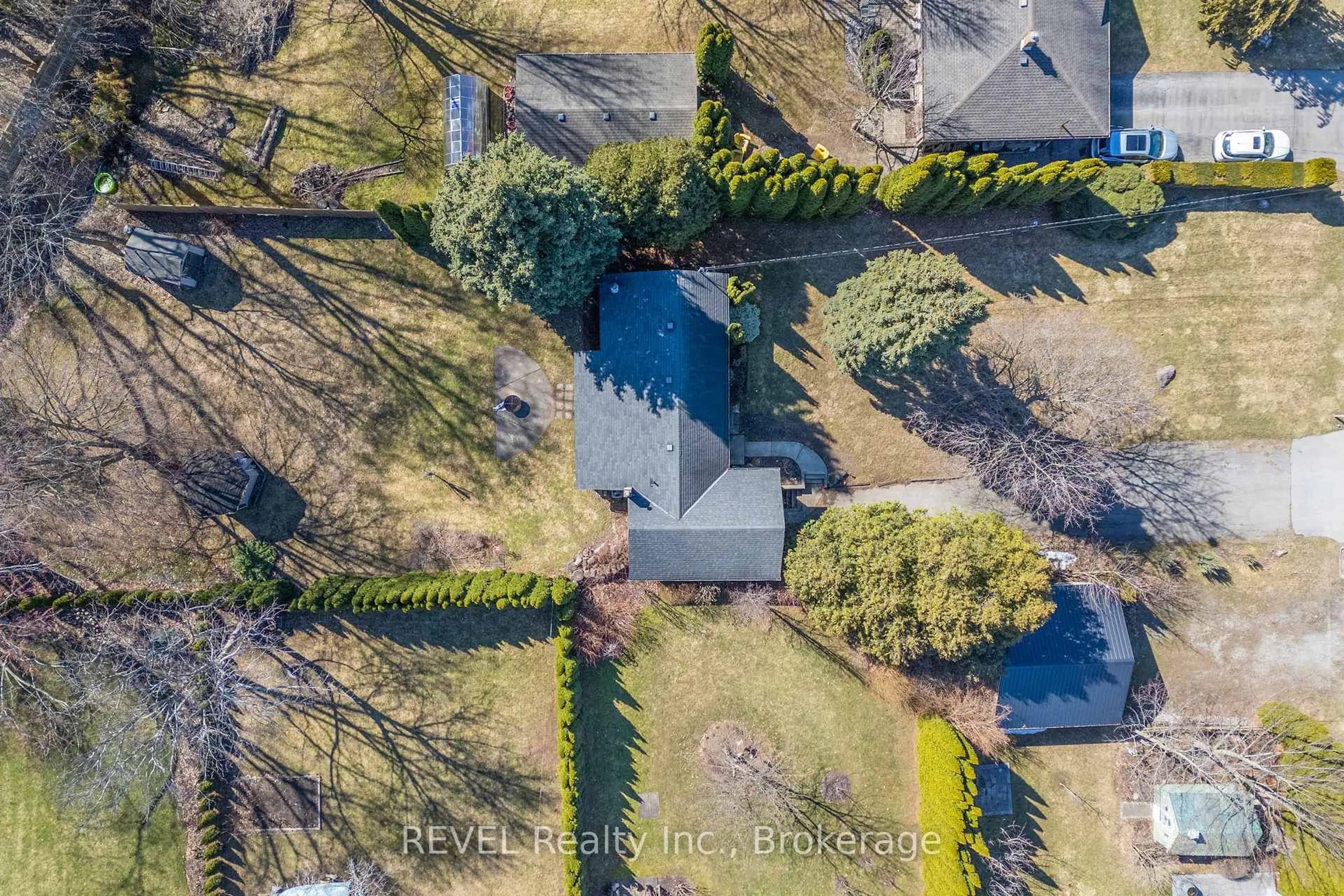 A pic from outside/outdoor area/front of a property/back of a property/a pic from drone, water/lake/river/ocean view for 639 Penner St, Niagara-on-the-Lake Ontario L0S 1T0