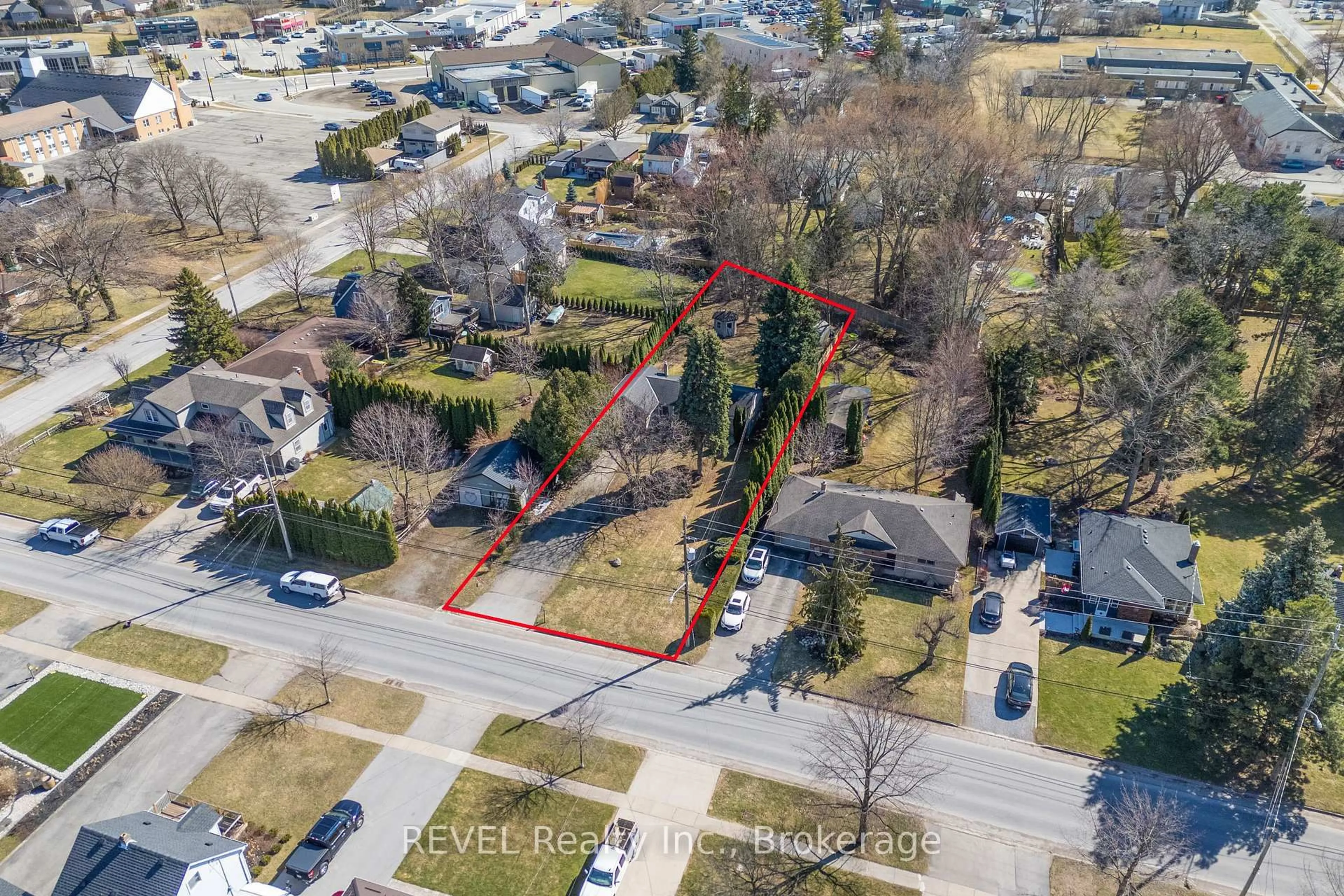 A pic from outside/outdoor area/front of a property/back of a property/a pic from drone, street for 639 Penner St, Niagara-on-the-Lake Ontario L0S 1T0