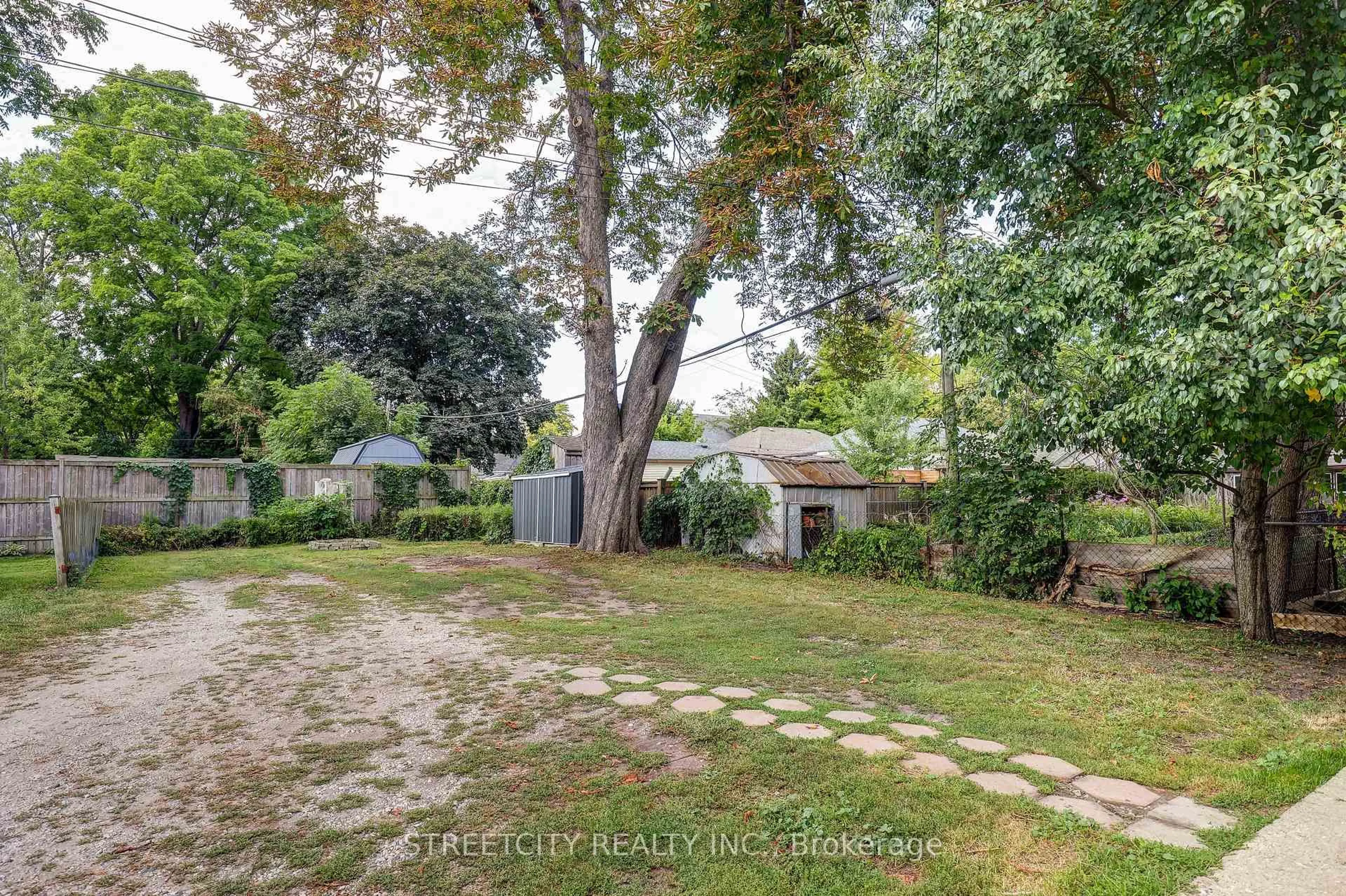 A pic from outside/outdoor area/front of a property/back of a property/a pic from drone, unknown for 12 Cavendish Cres, London North Ontario N6H 1A2