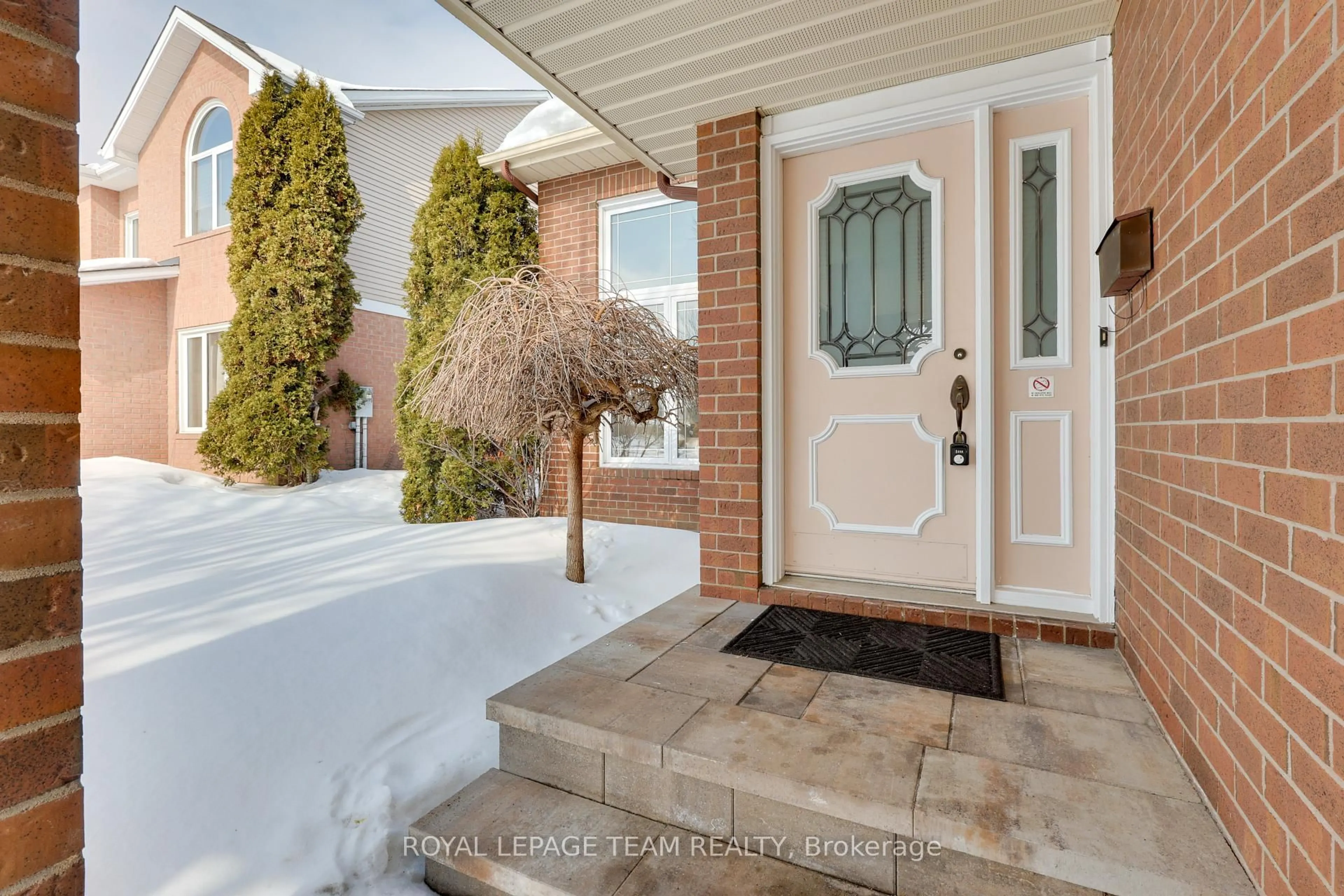 Indoor entryway for 8 Saddlebrook St, Ottawa Ontario K2G 5N6