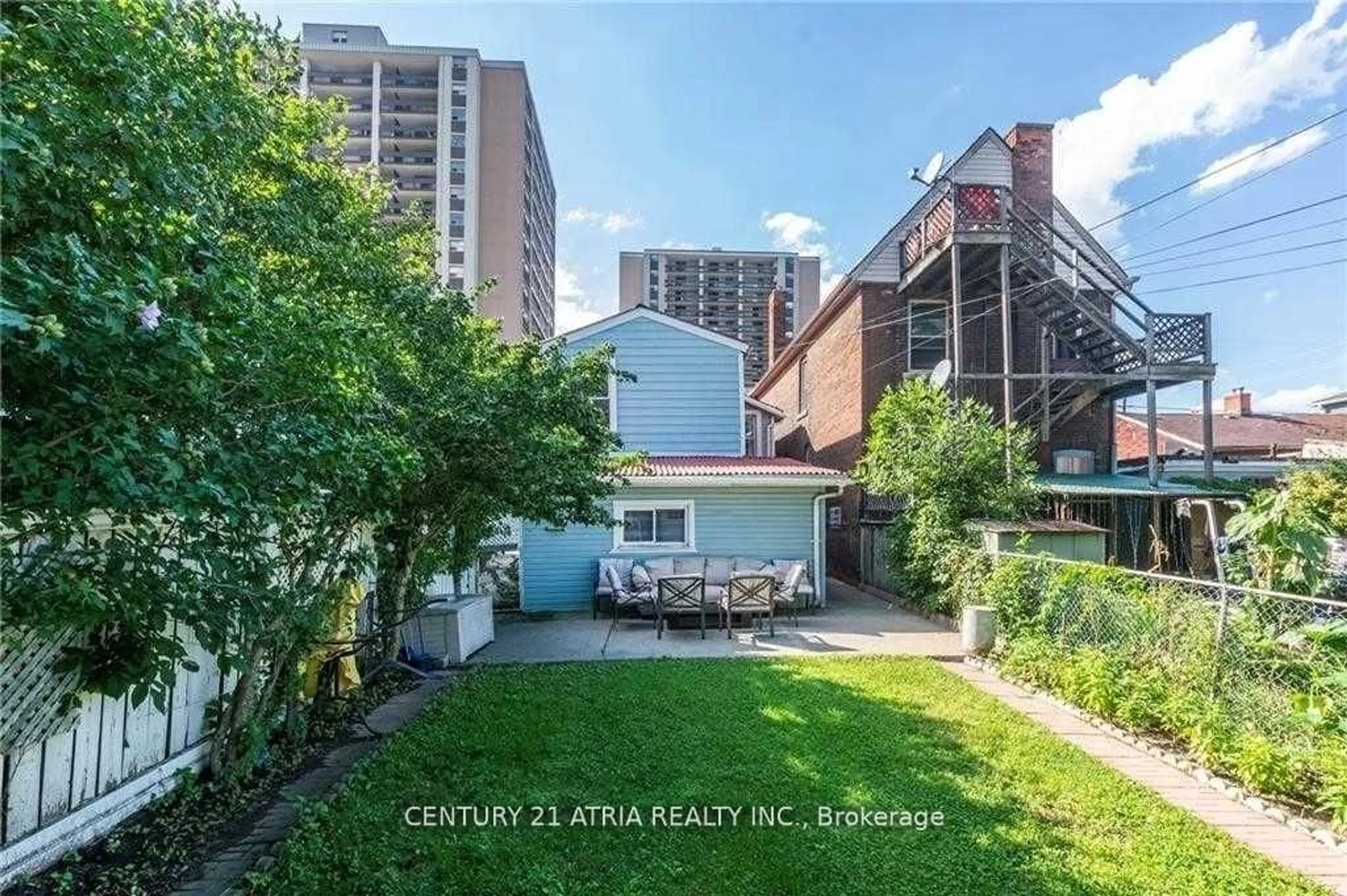 A pic from outside/outdoor area/front of a property/back of a property/a pic from drone, city buildings view from balcony for 182 John St, Hamilton Ontario L8L 4P2