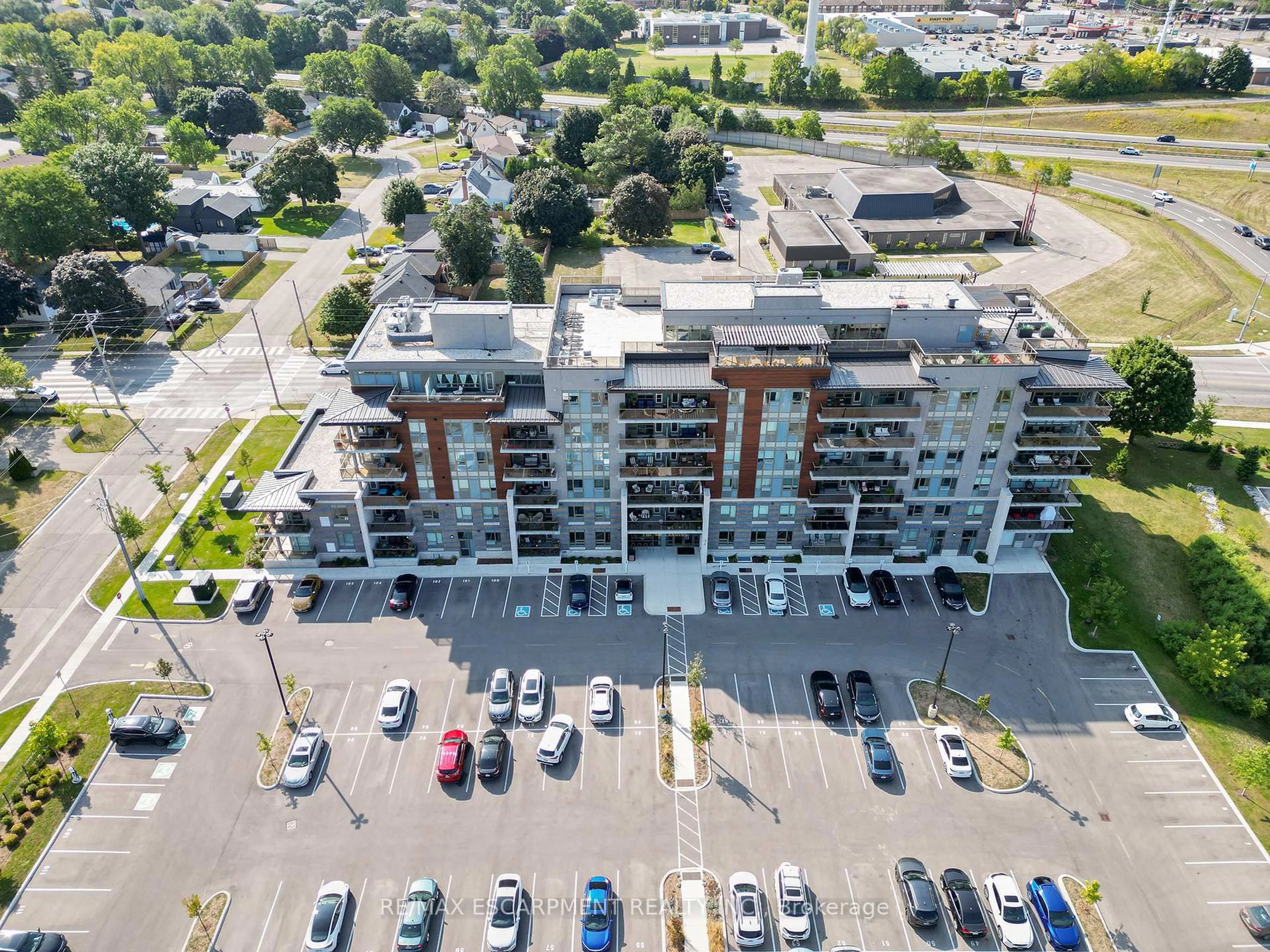 A pic from outside/outdoor area/front of a property/back of a property/a pic from drone, building for 34 Norman St #502, Brantford Ontario N3R 2Y1