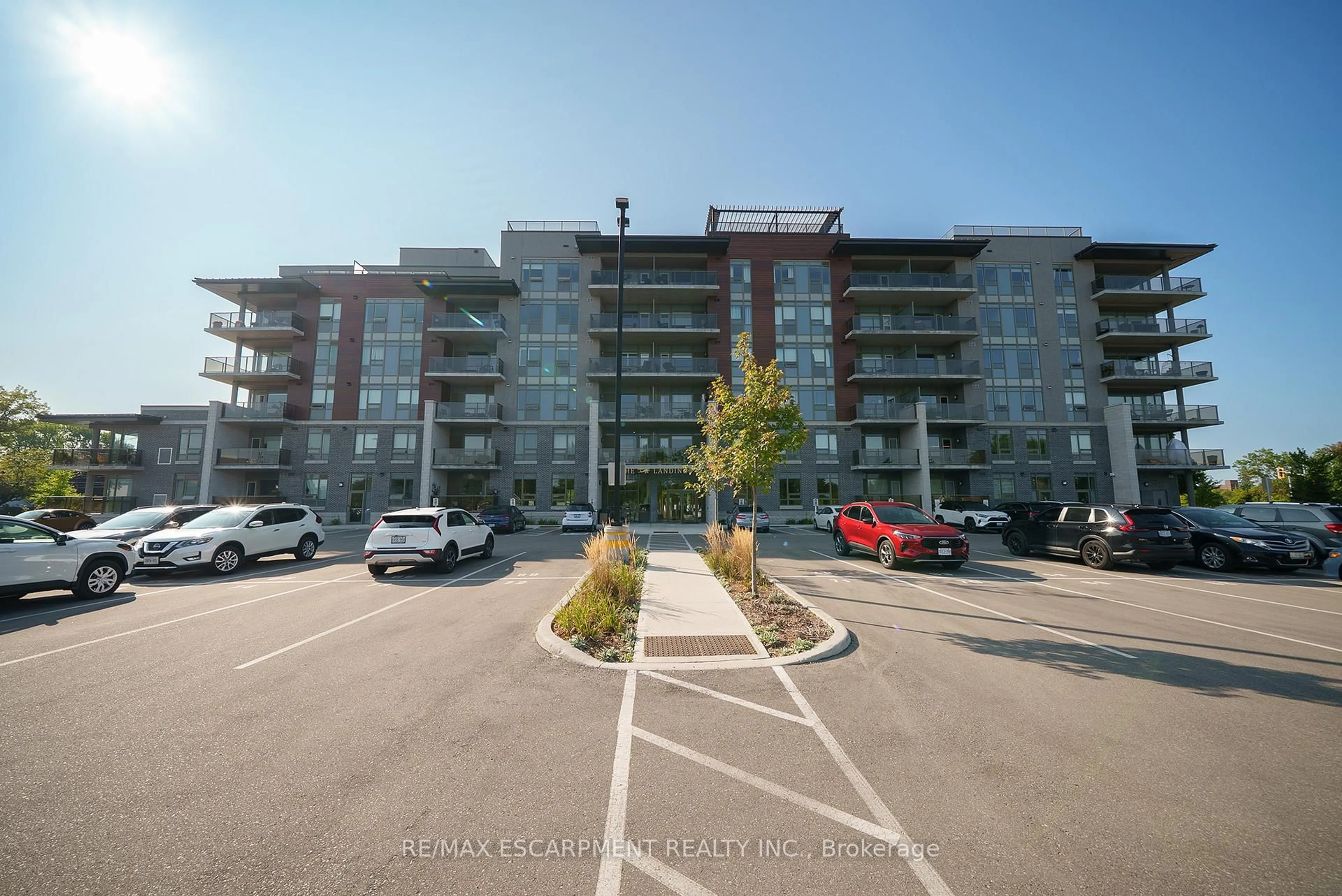 A pic from outside/outdoor area/front of a property/back of a property/a pic from drone, unknown for 34 Norman St #502, Brantford Ontario N3R 2Y1