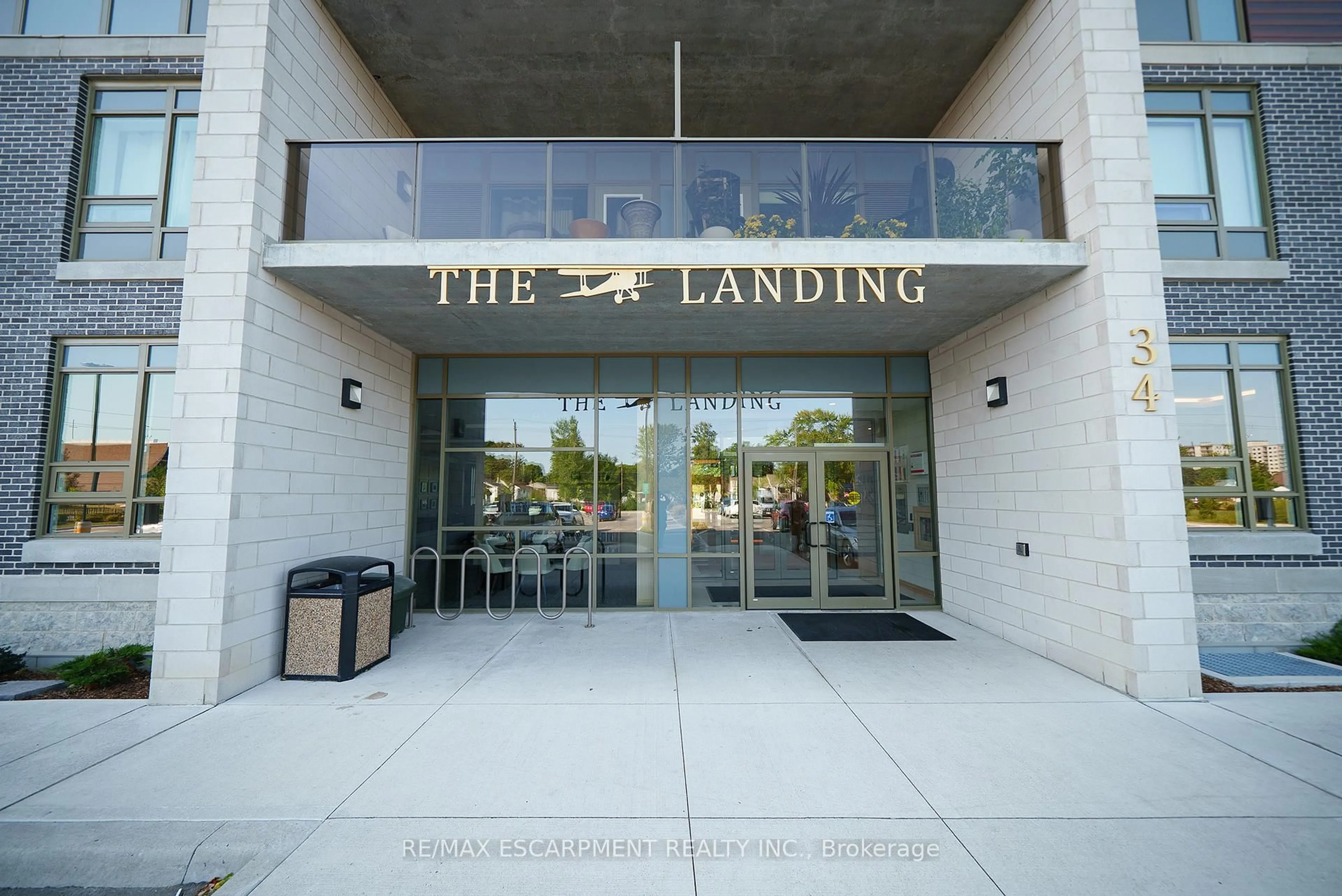 Indoor foyer for 34 Norman St #502, Brantford Ontario N3R 2Y1